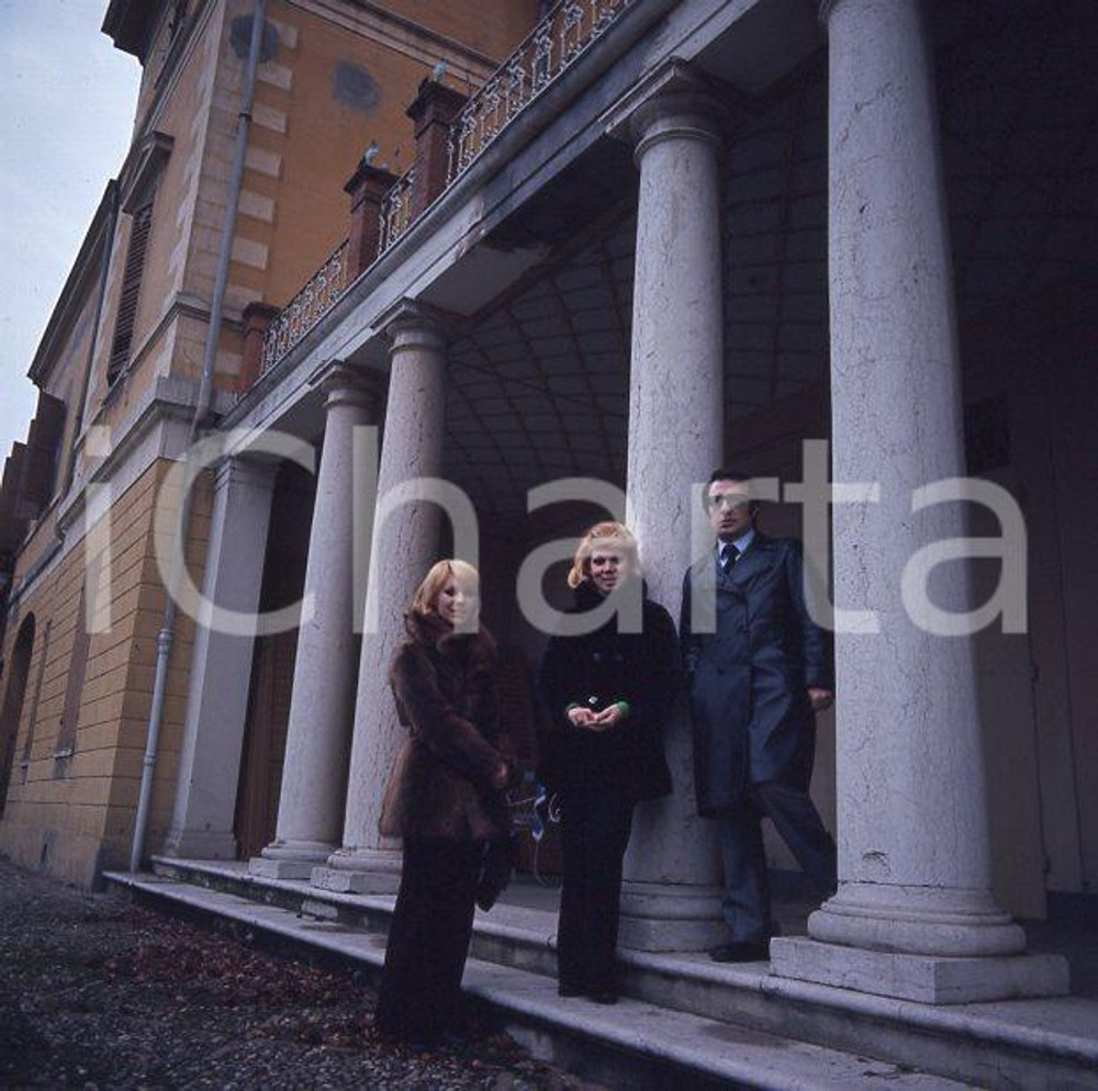 6X6cm NEGATIVO ORIGINALE * 1970ca MIRELLA FRENI (4)   Negativo fotografico a colori, in formato cm 6 x 6. CONDIZIONI: VERY GOOD ICharta mette in vendita, sul negozio eBay e in esclusiva sul sito "icharta" il proprio archivio composto da numerose diapositive e negativi fotografici d'epoca, tutti originali e autentici, che attraversano la storia del costume italiano tra gli la fine degli anni Sessanta e Novanta.Si tratta di uno sguardo inedito sull'attualit&agrave;, la politica, la vita quotidiana, il gossip e la cultura, che fotografa il cambiamento della nazione in quest'ultimo scorcio del XX secolo. Un'occasione unica per il mercato del collezionismo, che vede finalmente disponibile un archivio eccezionale per vastit&agrave;, tematiche e condizioni, in un settore (il negativo fotografico e la diapositiva) di assoluta novit&agrave; e dalle interessanti prospettive di investimento.  originale e autentica 1