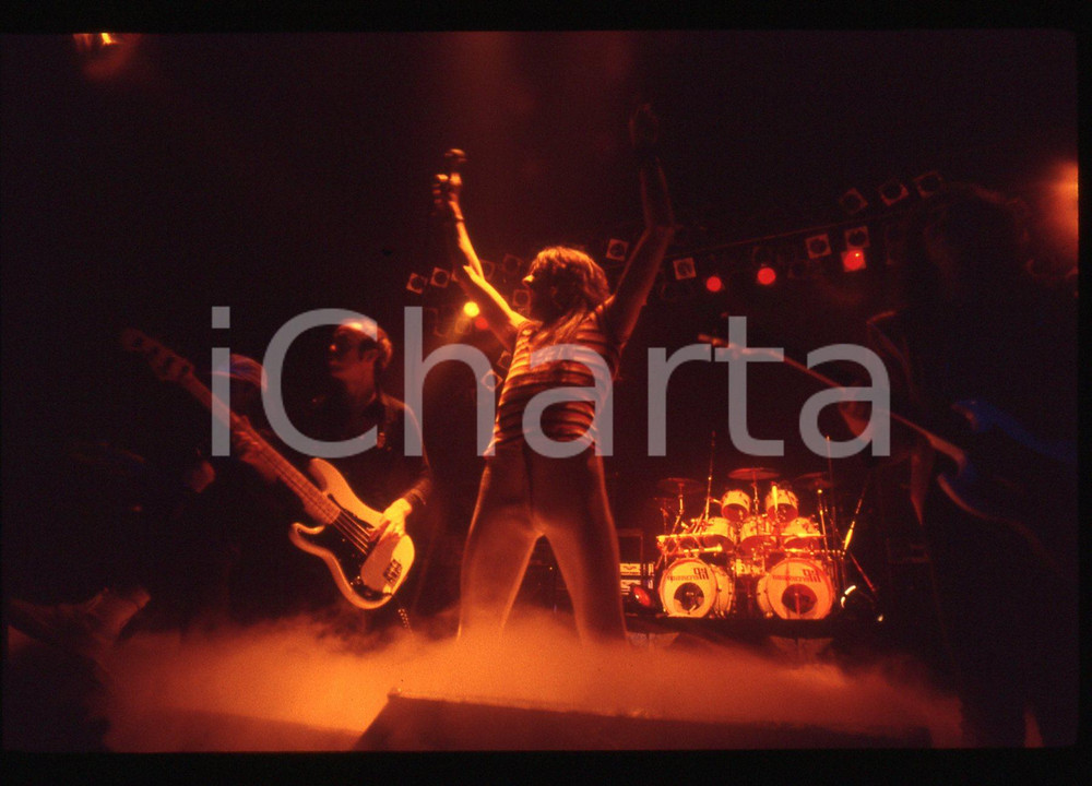  35mm vintage slide* 1981 MILANO Biff BYFORD dei SAXON al Palalido (1) La diapositiva &egrave; riferita al "Demin and Leather tour" Diapositiva d'epoca, in formato 35 mm. CONDIZIONI: GOODE' severamente vietata la riproduzione. Tutti i diritti sono riservati. ICharta mette in vendita, sul negozio eBay e in esclusiva sul sito "icharta" il proprio archivio composto da numerose diapositive e negativi fotografici d'epoca, tutti originali e autentici, che attraversano la storia del costume italiano tra gli la fine degli anni Sessanta e Novanta.Si tratta di uno sguardo inedito sull'attualit&agrave;, la politica, la vita quotidiana, il gossip e la cultura, che fotografa il cambiamento della nazione in quest'ultimo scorcio del XX secolo. Un'occasione unica per il mercato del collezionismo, che vede finalmente disponibile un archivio eccezionale per vastit&agrave;, tematiche e condizioni, in un settore (il negativo fotografico e la diapositiva) di assoluta novit&agrave; e dalle interessanti prospettive di investimento.  originale e autentica 1