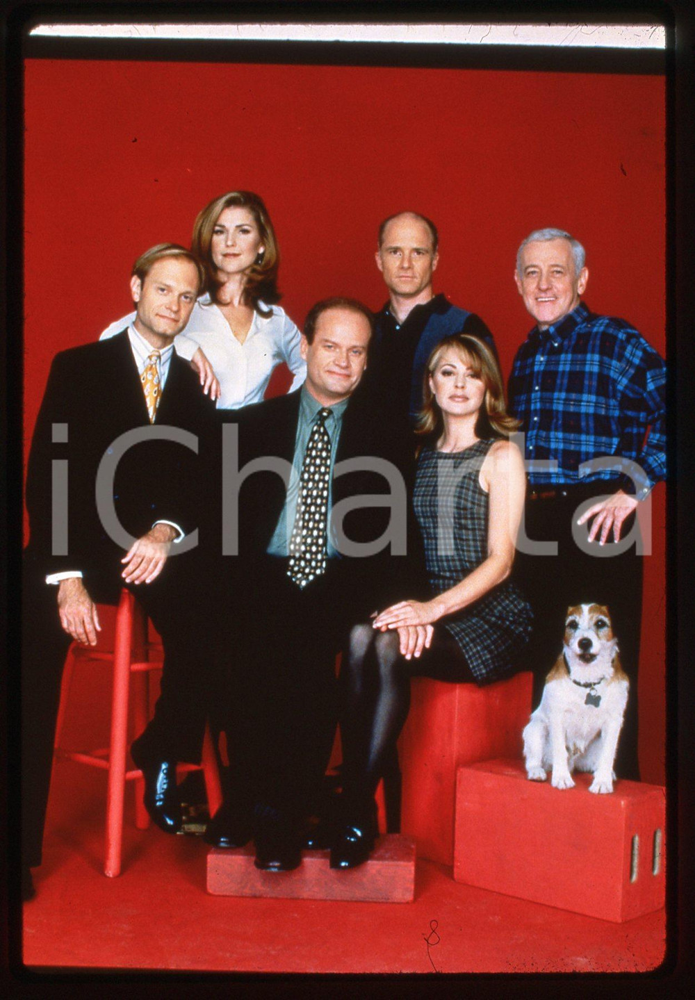 35mm vintage slide ^1995ca FRASIER Kelsey GRAMMER John MAHONEY David HYDE PIERCE  Diapositiva d'epoca, in formato 35 mm.Nella diapositiva appaiono anche Peri Gilpin, Jane Leevese Dan Butler.CONDIZIONI: GOODE' severamente vietata la riproduzione. Tutti i diritti sono riservati. ICharta mette in vendita, sul negozio eBay e in esclusiva sul sito "icharta" il proprio archivio composto da numerose diapositive e negativi fotografici d'epoca, tutti originali e autentici, che attraversano la storia del costume italiano tra gli la fine degli anni Sessanta e Novanta.Si tratta di uno sguardo inedito sull'attualit&agrave;, la politica, la vita quotidiana, il gossip e la cultura, che fotografa il cambiamento della nazione in quest'ultimo scorcio del XX secolo. Un'occasione unica per il mercato del collezionismo, che vede finalmente disponibile un archivio eccezionale per vastit&agrave;, tematiche e condizioni, in un settore (il negativo fotografico e la diapositiva) di assoluta novit&agrave; e dalle interessanti prospettive di investimento.  originale e autentica 1