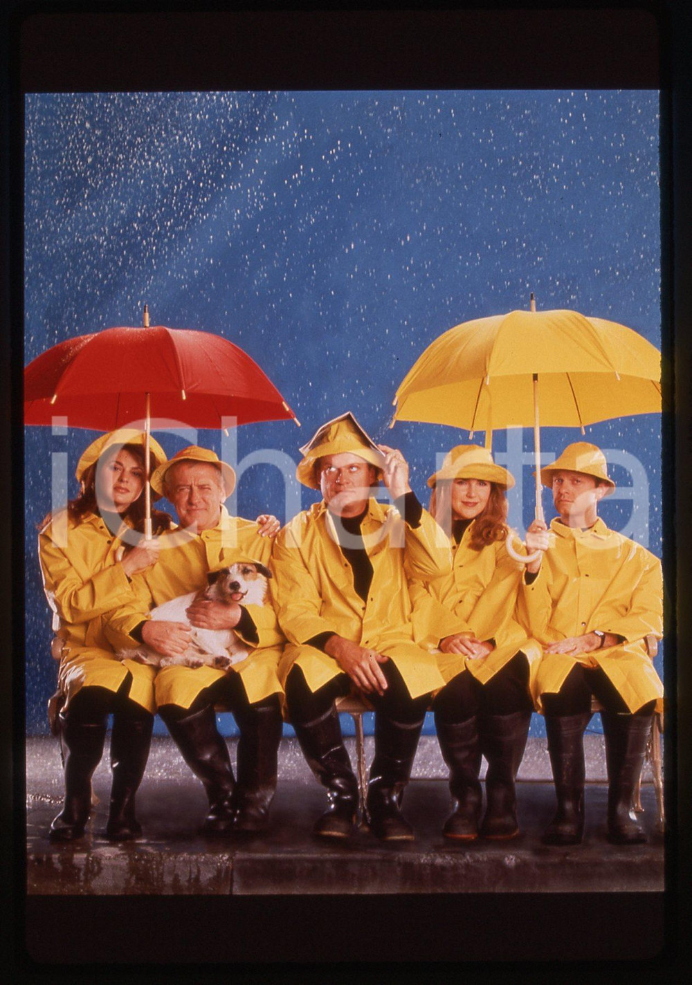 35mm vintage slide *1995ca FRASIER Kelsey GRAMMER John MAHONEY David HYDE PIERCE  Diapositiva d'epoca, in formato 35 mm.Nella diapositiva appaiono anche Peri Gilpin e Jane Leeves.CONDIZIONI: GOODE' severamente vietata la riproduzione. Tutti i diritti sono riservati. ICharta mette in vendita, sul negozio eBay e in esclusiva sul sito "icharta" il proprio archivio composto da numerose diapositive e negativi fotografici d'epoca, tutti originali e autentici, che attraversano la storia del costume italiano tra gli la fine degli anni Sessanta e Novanta.Si tratta di uno sguardo inedito sull'attualit&agrave;, la politica, la vita quotidiana, il gossip e la cultura, che fotografa il cambiamento della nazione in quest'ultimo scorcio del XX secolo. Un'occasione unica per il mercato del collezionismo, che vede finalmente disponibile un archivio eccezionale per vastit&agrave;, tematiche e condizioni, in un settore (il negativo fotografico e la diapositiva) di assoluta novit&agrave; e dalle interessanti prospettive di investimento.  originale e autentica 1
