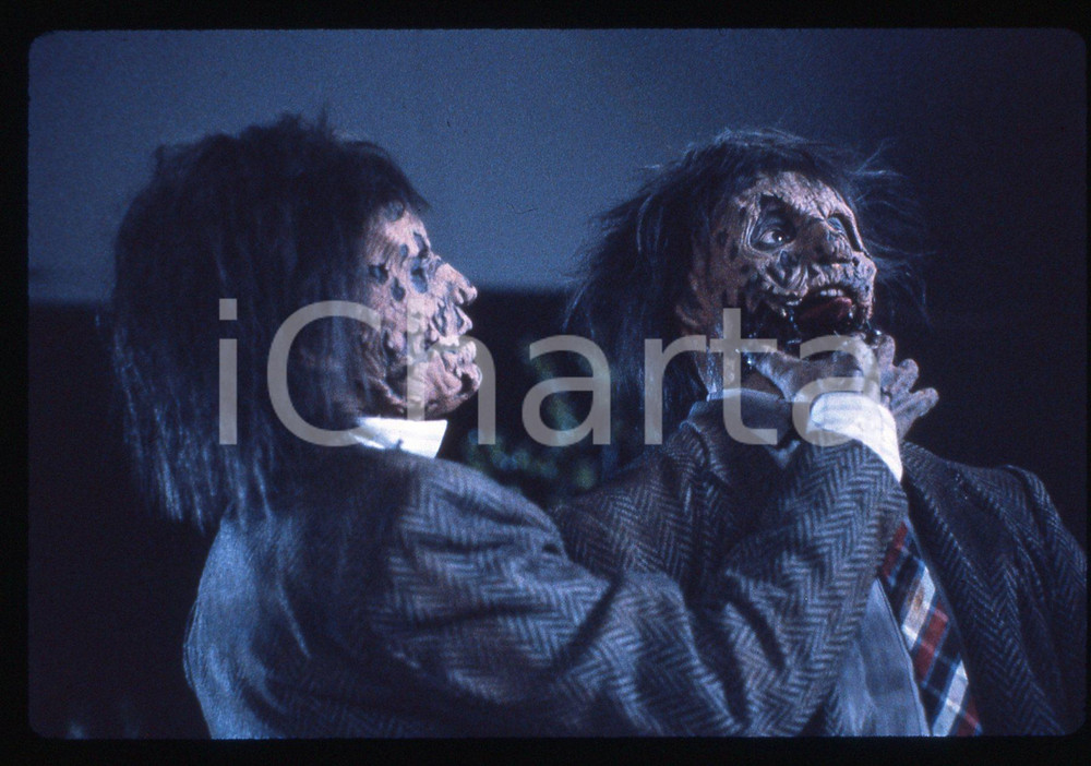 35mm vintage slide*1988 RETURN OF THE LIVING DEAD 2 Zombie - Scena del film 16  Diapositiva d'epoca, in formato 35 mm. CONDIZIONI: GOODE' severamente vietata la riproduzione. Tutti i diritti sono riservati. ICharta mette in vendita, sul negozio eBay e in esclusiva sul sito "icharta" il proprio archivio composto da numerose diapositive e negativi fotografici d'epoca, tutti originali e autentici, che attraversano la storia del costume italiano tra gli la fine degli anni Sessanta e Novanta.Si tratta di uno sguardo inedito sull'attualit&agrave;, la politica, la vita quotidiana, il gossip e la cultura, che fotografa il cambiamento della nazione in quest'ultimo scorcio del XX secolo. Un'occasione unica per il mercato del collezionismo, che vede finalmente disponibile un archivio eccezionale per vastit&agrave;, tematiche e condizioni, in un settore (il negativo fotografico e la diapositiva) di assoluta novit&agrave; e dalle interessanti prospettive di investimento.  originale e autentica 1