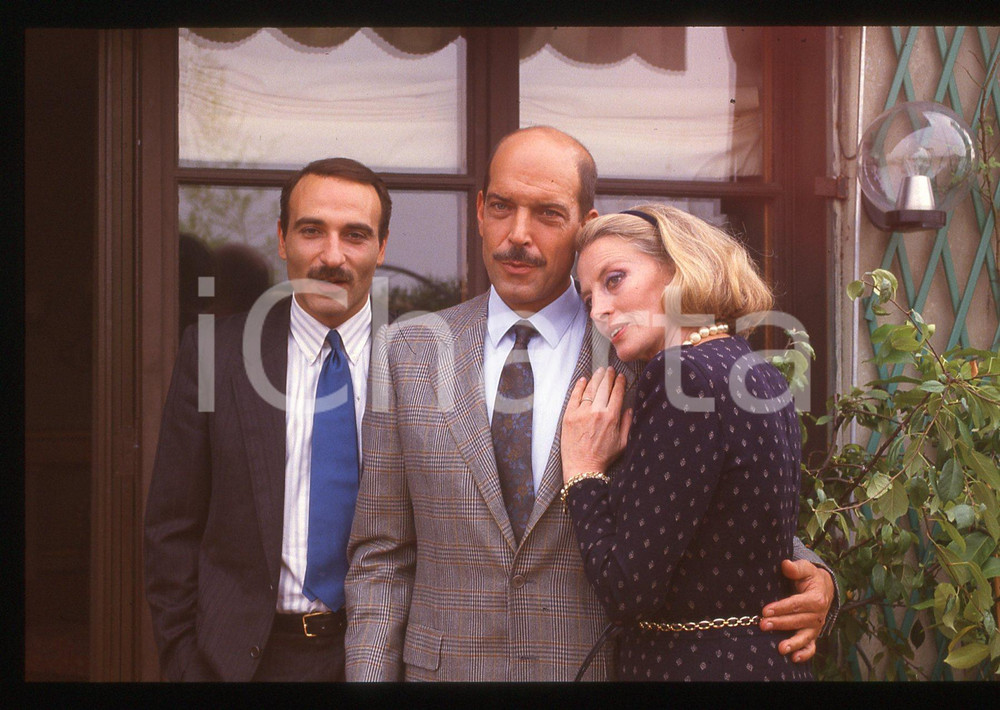 35mm vintage slide*1989 UNA VERITÀ COME UN'ALTRA Orso Maria GUERRINI CAPUCINE 4  Diapositiva d'epoca, in formato 35 mm.Nella diapositiva appare anche Paolo Maria Scalondro.CONDIZIONI: GOODE' severamente vietata la riproduzione. Tutti i diritti sono riservati. ICharta mette in vendita, sul negozio eBay e in esclusiva sul sito "icharta" il proprio archivio composto da numerose diapositive e negativi fotografici d'epoca, tutti originali e autentici, che attraversano la storia del costume italiano tra gli la fine degli anni Sessanta e Novanta.Si tratta di uno sguardo inedito sull'attualit&agrave;, la politica, la vita quotidiana, il gossip e la cultura, che fotografa il cambiamento della nazione in quest'ultimo scorcio del XX secolo. Un'occasione unica per il mercato del collezionismo, che vede finalmente disponibile un archivio eccezionale per vastit&agrave;, tematiche e condizioni, in un settore (il negativo fotografico e la diapositiva) di assoluta novit&agrave; e dalle interessanti prospettive di investimento.  originale e autentica 1