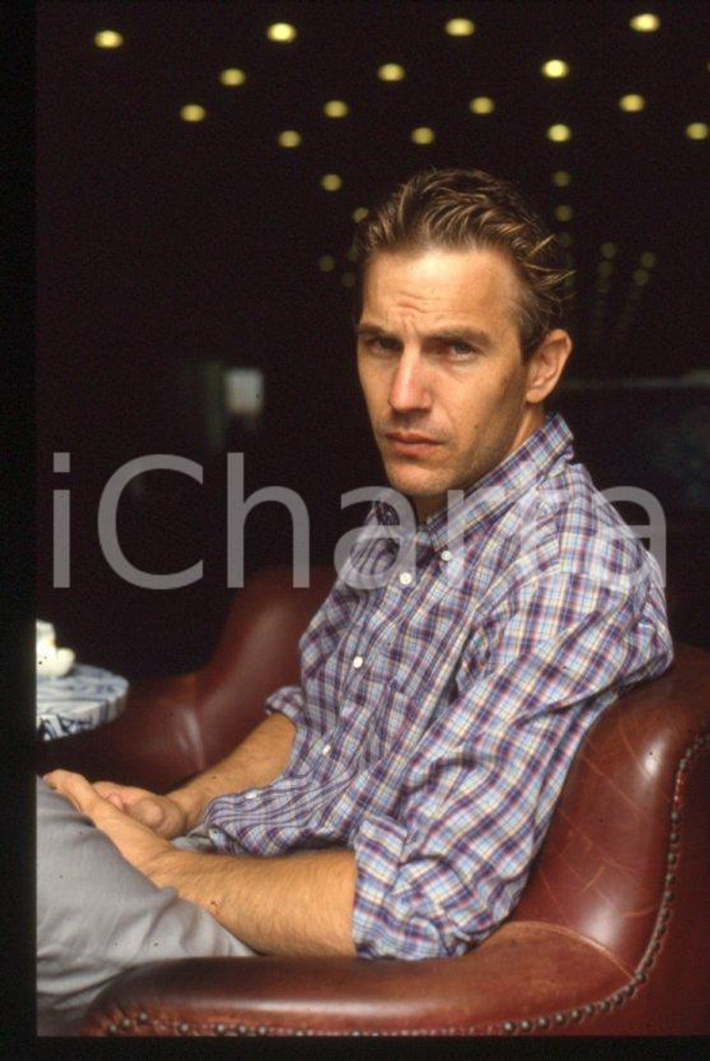 Fotografia d epoca originale Kevin COSTNER attore  1990 ca  Ritratto al bar 35 mm vintage slide 4 1