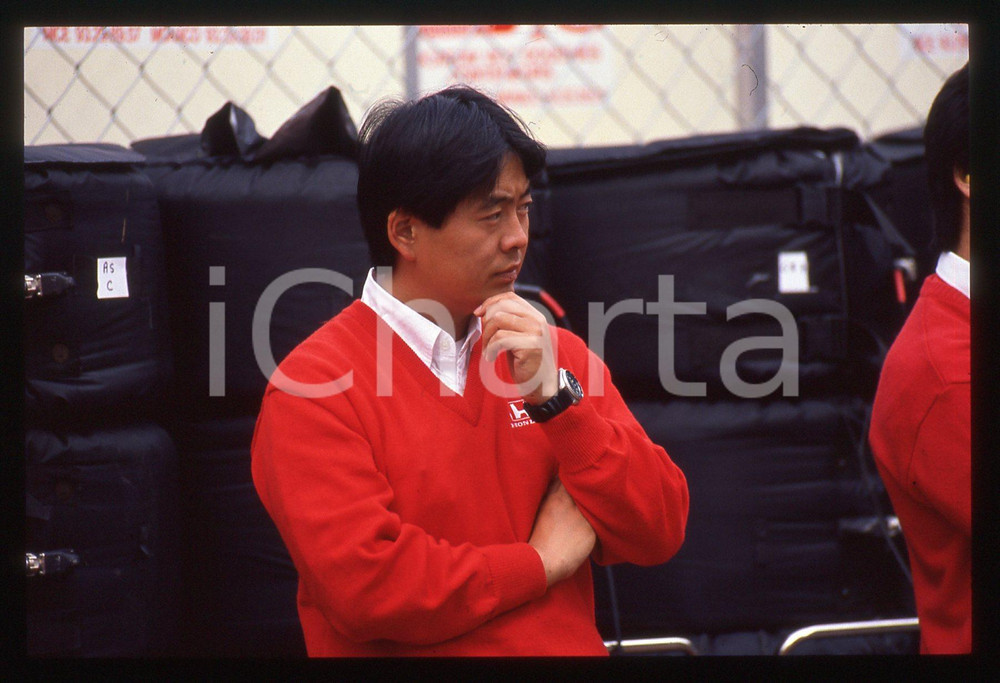 35mm vintage slide* 1990ca FORMULA 1 Motorista HONDA nei box MCLAREN   Diapositiva d'epoca, in formato 35 mm. CONDIZIONI: GOODE' severamente vietata la riproduzione. Tutti i diritti sono riservati. ICharta mette in vendita, sul negozio eBay e in esclusiva sul sito "icharta" il proprio archivio composto da numerose diapositive e negativi fotografici d'epoca, tutti originali e autentici, che attraversano la storia del costume italiano tra gli la fine degli anni Sessanta e Novanta.Si tratta di uno sguardo inedito sull'attualit&agrave;, la politica, la vita quotidiana, il gossip e la cultura, che fotografa il cambiamento della nazione in quest'ultimo scorcio del XX secolo. Un'occasione unica per il mercato del collezionismo, che vede finalmente disponibile un archivio eccezionale per vastit&agrave;, tematiche e condizioni, in un settore (il negativo fotografico e la diapositiva) di assoluta novit&agrave; e dalle interessanti prospettive di investimento.  originale e autentica 1