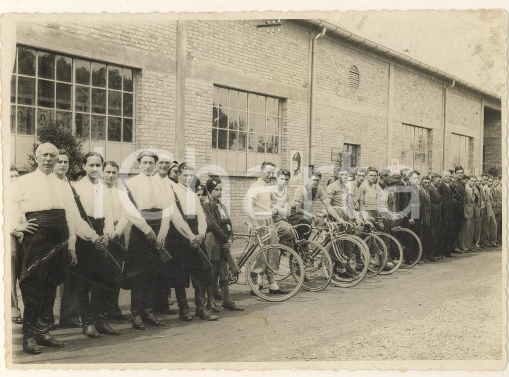 Fotografia d epoca originale 1940 ca VENEZIA MESTRE Ciclisti BREDA  Gino PAROLA Autorità e PNF DANNEGGIATA 1