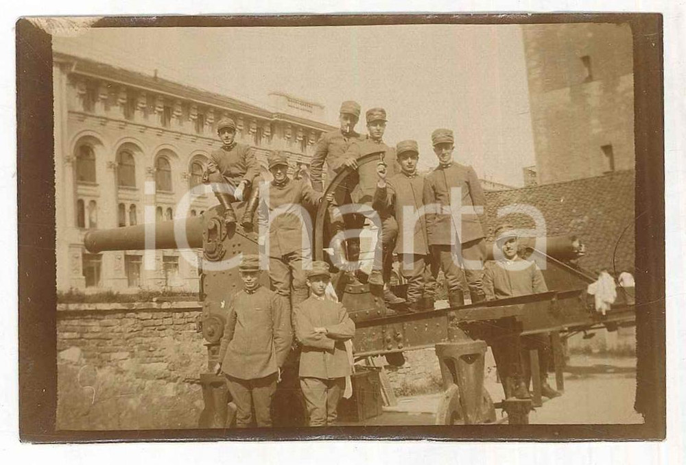 Fotografia d epoca originale Giugno 1917 WW1 ZONA DI GUERRA Caserma  Ufficiali su cannone Foto 9x6 cm 1