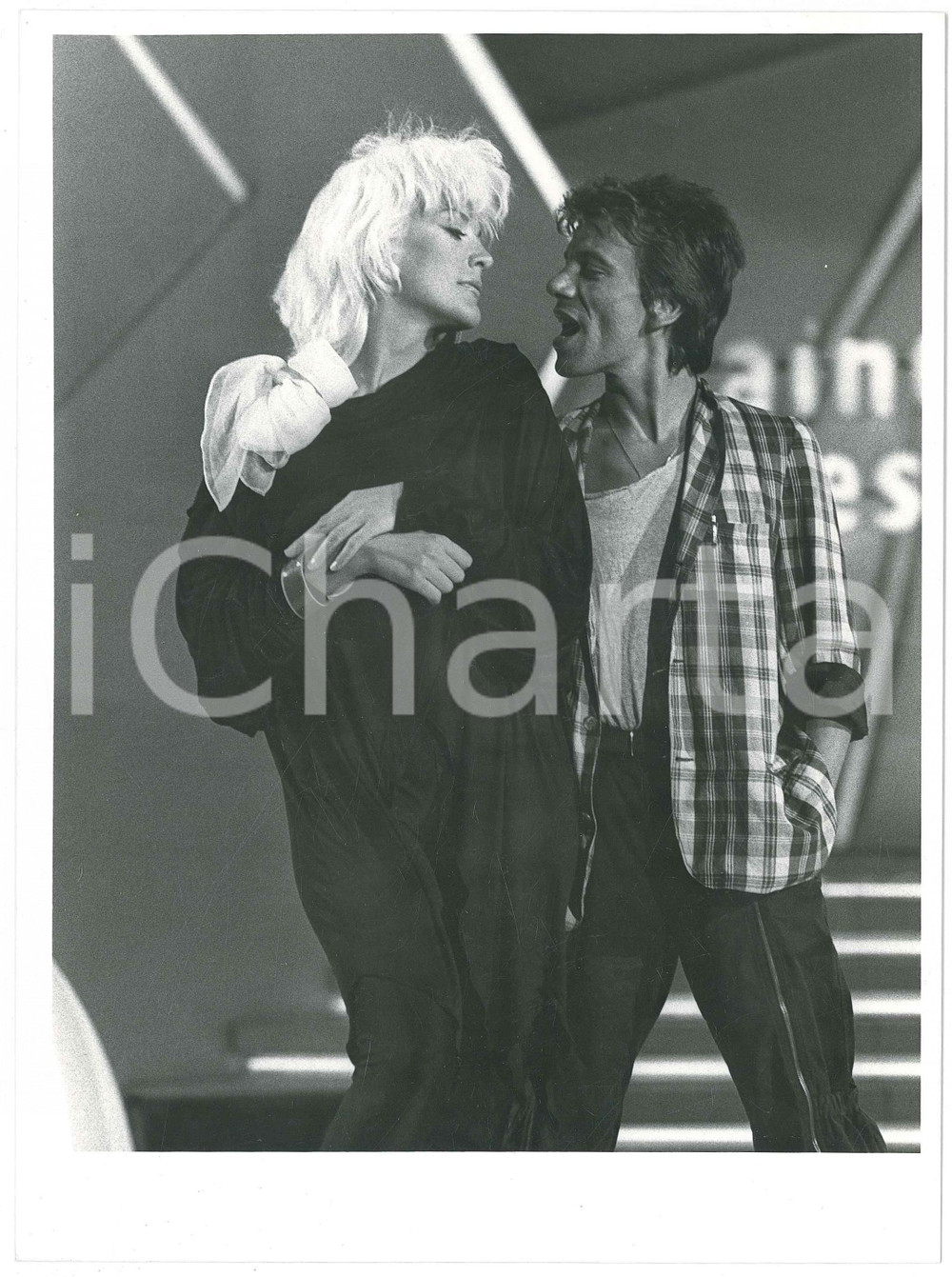 Fotografia d epoca originale 1985 ca MUSICA  SAINT VINCENT ESTATE  Donatella RETTORE 2 Foto 18x24 cm 1