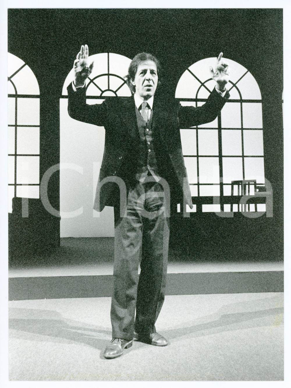 1990 TEATRO Giorgio GABER in "Aspettando Godot" - Foto 17x24 cm Fotografia di agenzia. CONDIZIONI:FAIR/discreto Bassa qualità di stampaFORMATO: 17x24 cm originale e autentica 1
