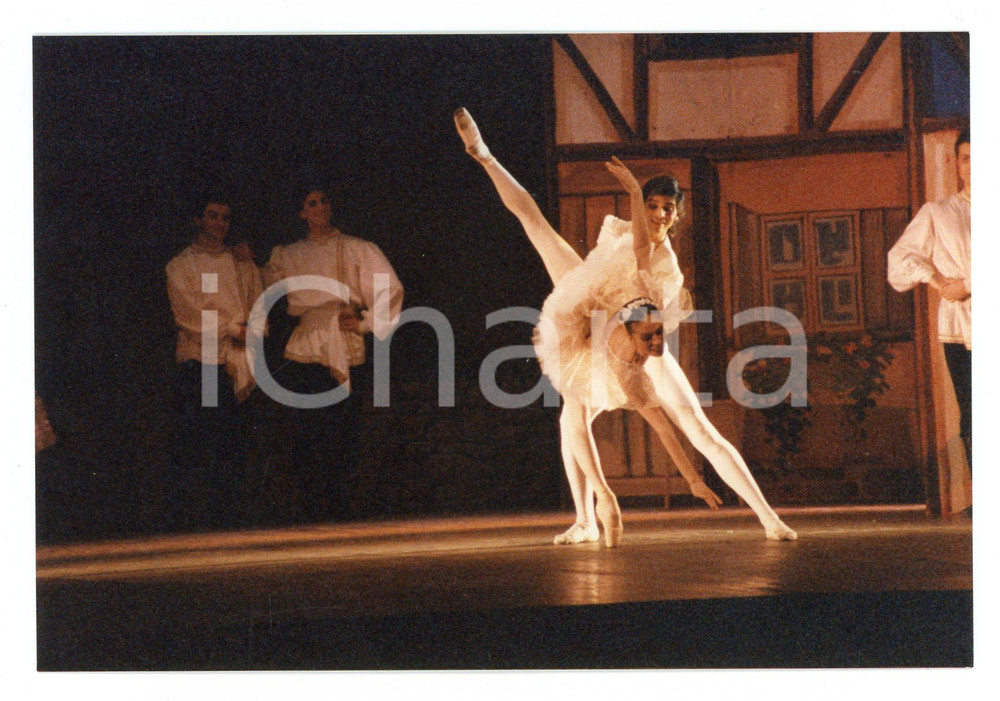 1991 ITALIA - BALLETTO Noemi BRIGANTI Serge MANGUETTE in "Coppelia" - Foto Fotografia di agenzia. CONDIZIONI:GOOD/buonoFORMATO: 14x10 cm originale e autentica 1