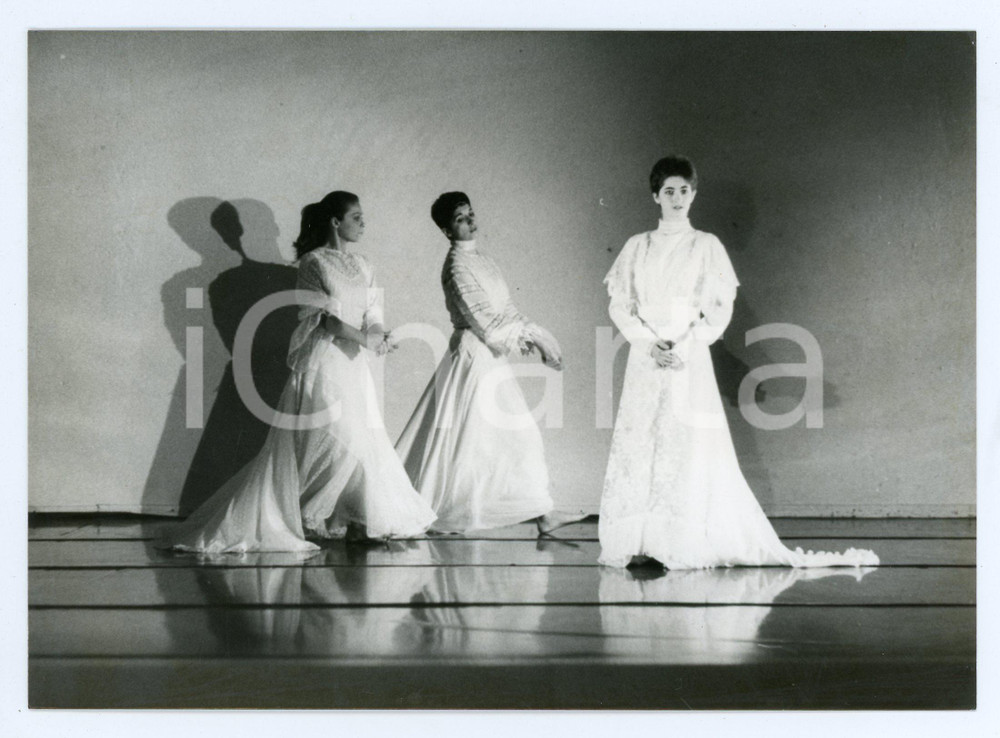 1987 MILANO Teatro di Porta Romana AHNUNG Coreografia di Anna SAGNA Foto Fotografia di agenzia. CONDIZIONI:GOOD/buonoFORMATO: 17x12 cm originale e autentica 1