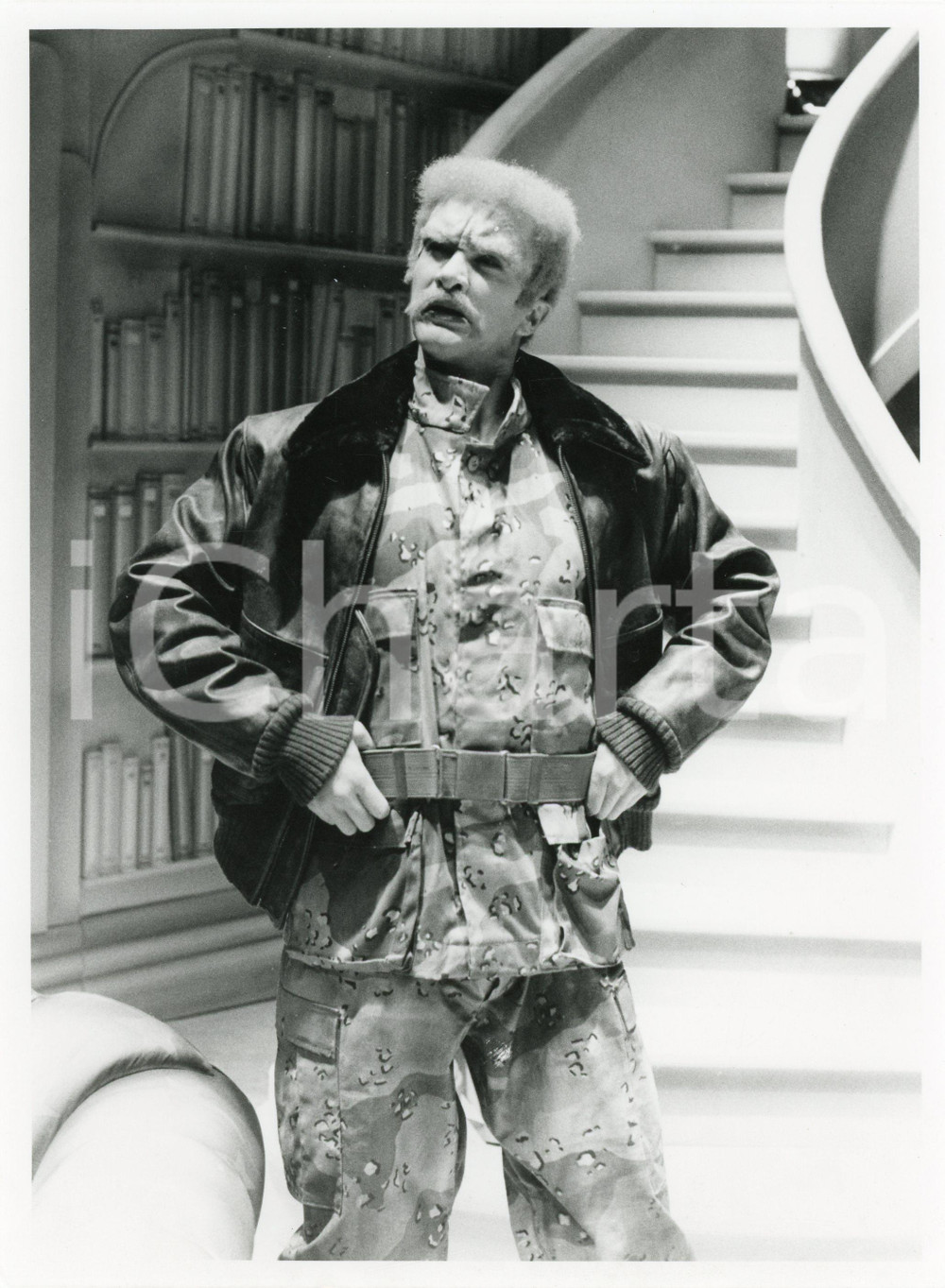 1990 ca ITALIA - TEATRO Arturo BRACHETTI con un costume di scena - Foto 17x24 cm Fotografia di agenzia. CONDIZIONI:GOOD/buonoFORMATO: 17x24 cm originale e autentica 1