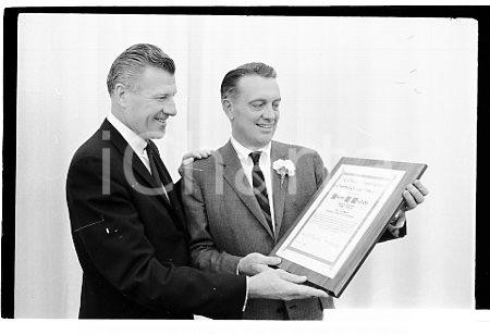 1964 DODGE DEALERS AWARD Chicago Byron Nichols and Thomas Coulter *NEGATIVO ORIG 14 agosto 1964CHICAGO, McCORMICK PLACENegativo originale d'epoca in bianco e nero su pellicola.  E' SEVERAMENTE VIETATA LA RIPRODUZIONE.TUTTI I DIRITTI SONO RISERVATI.ICharta mette in vendita, sul negozio eBay e in esclusiva sul sito "icharta" il proprio archivio composto da numerose diapositive e negativi fotografici d'epoca, tutti originali e autentici.Si tratta di uno sguardo inedito sull'attualità, la politica, la vita quotidiana, il gossip e la cultura, che fotografa il cambiamento della nazione (e non solo) tra il 1890 ed il 1990 circa. Un'occasione unica per il mercato del collezionismo, che vede finalmente disponibile un archivio eccezionale per vastità, tematiche e condizioni, in un settore (il negativo fotografico e la diapositiva) di assoluta novità e dalle interessanti prospettive di investimento. CONDIZIONI:FAIR/discretoFORMATO: 35mm originale e autentica 1