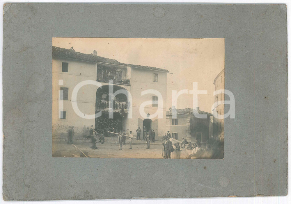 Fotografia d epoca originale 1900 ca COSTUME ITALIA Piazza di paese Foto anonima ANIMATA 27x18 cm 1