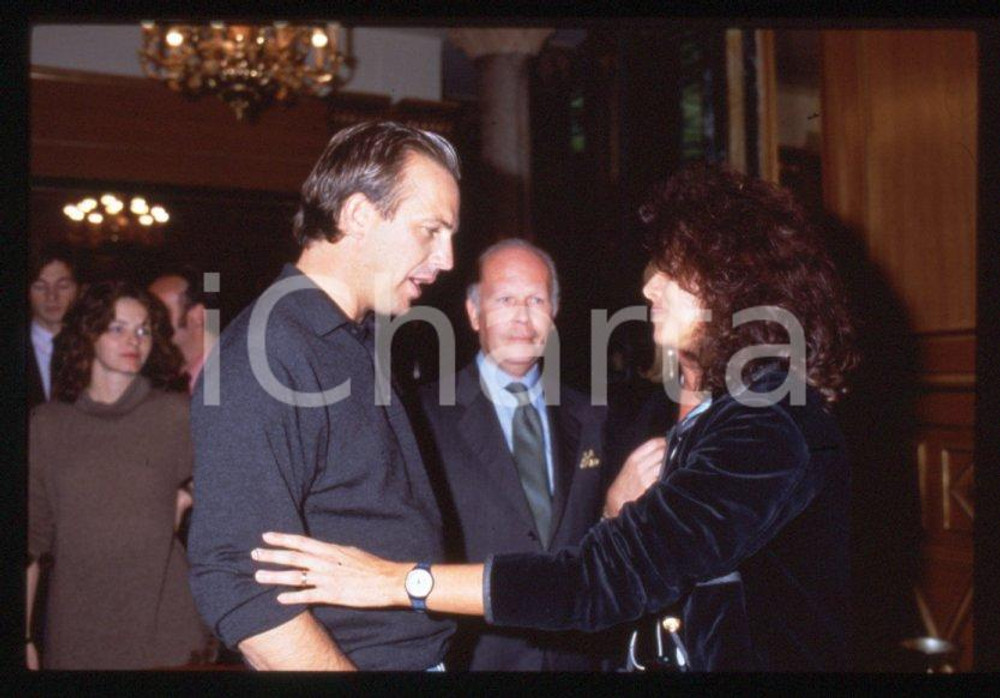 Kevin COSTNER - ITALIA 1991 Evento "Robin Hood" *35 mm vintage slide (14) Diapositiva d'epoca, in formato 35 mm, relativa a una presentazione del film "Robin Hood - Principe dei ladri".Per i diritti rivolgersi a ICharta.E' severamente vietata la riproduzione. Tutti i diritti sono riservati.Nella diapositiva ICharta mette in vendita, sul negozio eBay e in esclusiva sul sito "icharta" il proprio archivio composto da numerose diapositive e negativi fotografici d'epoca, tutti originali e autentici, che attraversano la storia del costume italiano tra gli la fine degli anni Sessanta e Novanta.Si tratta di uno sguardo inedito sull'attualit&agrave;, la politica, la vita quotidiana, il gossip e la cultura, che fotografa il cambiamento della nazione in quest'ultimo scorcio del XX secolo. Un'occasione unica per il mercato del collezionismo, che vede finalmente disponibile un archivio eccezionale per vastit&agrave;, tematiche e condizioni, in un settore (il negativo fotografico e la diapositiva) di assoluta novit&agrave; e dalle interessanti prospettive di investimento.  CONDIZIONI:GOOD/buono originale e autentica 1