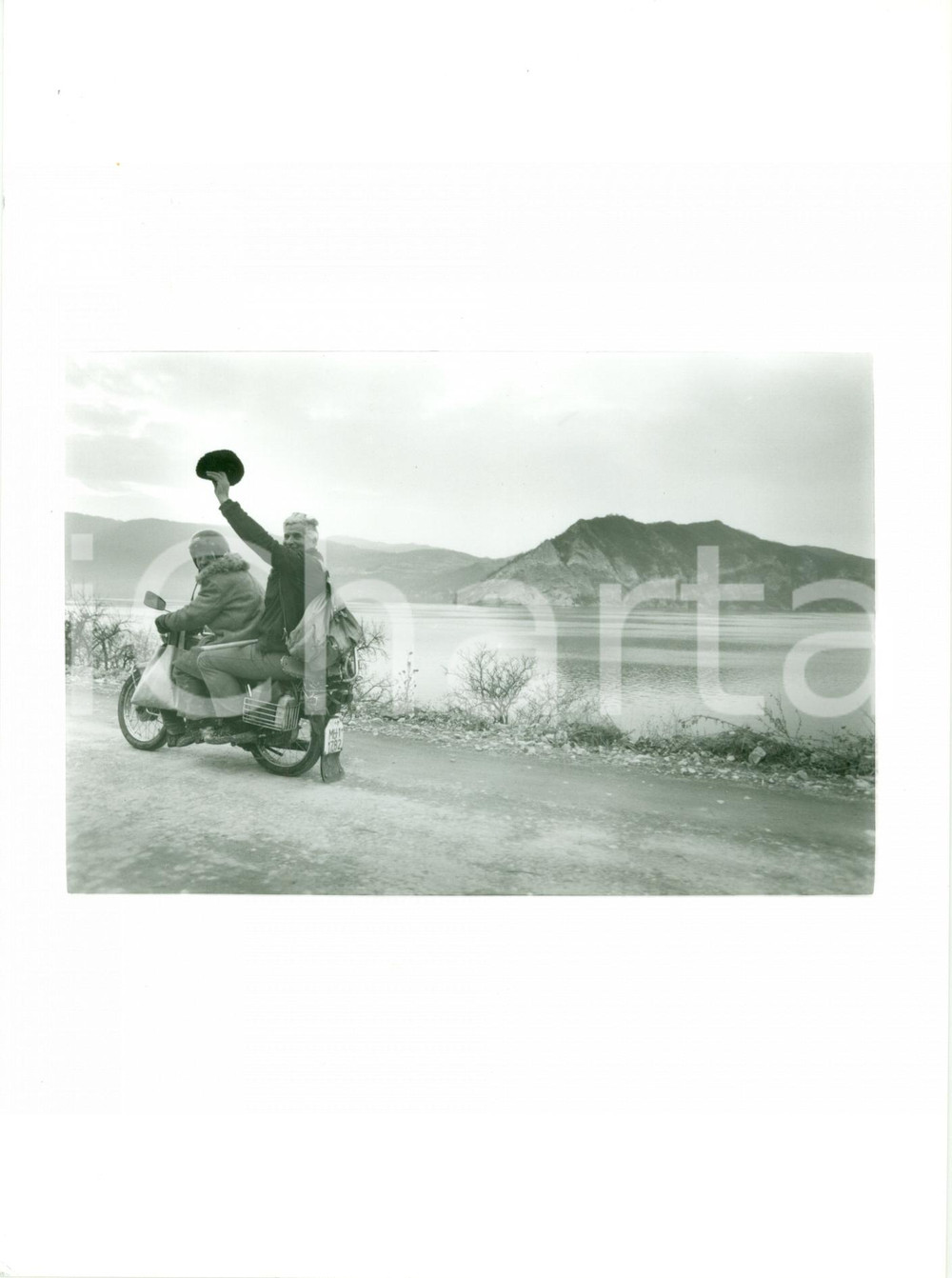 Fotografia d epoca originale 1990 LAGO BALEA? ROMANIAN REVOLUTION Ribelli in motocicletta Foto Christine HART 1