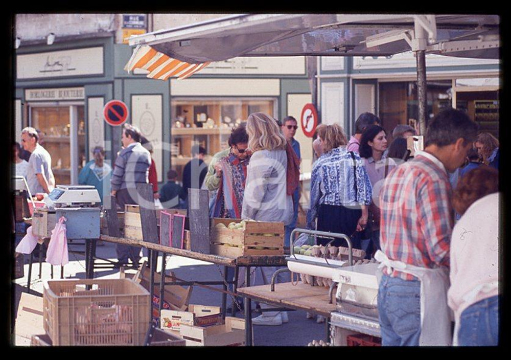 Fotografia d epoca originale Amanda LEAR paparazzata al mercato PROVENZA 1990ca 35 mm vintage slide 48 1