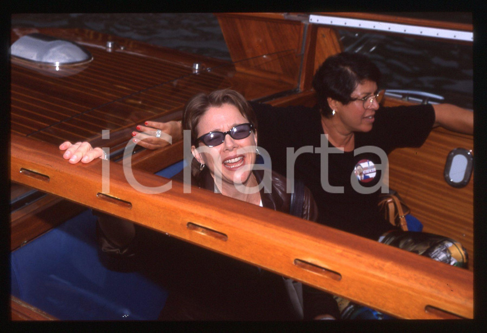 35mm vintage slide *1998 VENEZIA Annette BENING a bordo di un motoscafo 2  Diapositiva d'epoca, in formato 35 mm.                                                                       CONDIZIONI: GOODE' severamente vietata la riproduzione. Tutti i diritti sono riservati. ICharta mette in vendita, sul negozio eBay e in esclusiva sul sito "icharta" il proprio archivio composto da numerose diapositive e negativi fotografici d'epoca, tutti originali e autentici, che attraversano la storia del costume italiano tra gli la fine degli anni Sessanta e Novanta.Si tratta di uno sguardo inedito sull'attualit&agrave;, la politica, la vita quotidiana, il gossip e la cultura, che fotografa il cambiamento della nazione in quest'ultimo scorcio del XX secolo. Un'occasione unica per il mercato del collezionismo, che vede finalmente disponibile un archivio eccezionale per vastit&agrave;, tematiche e condizioni, in un settore (il negativo fotografico e la diapositiva) di assoluta novit&agrave; e dalle interessanti prospettive di investimento.  originale e autentica 1