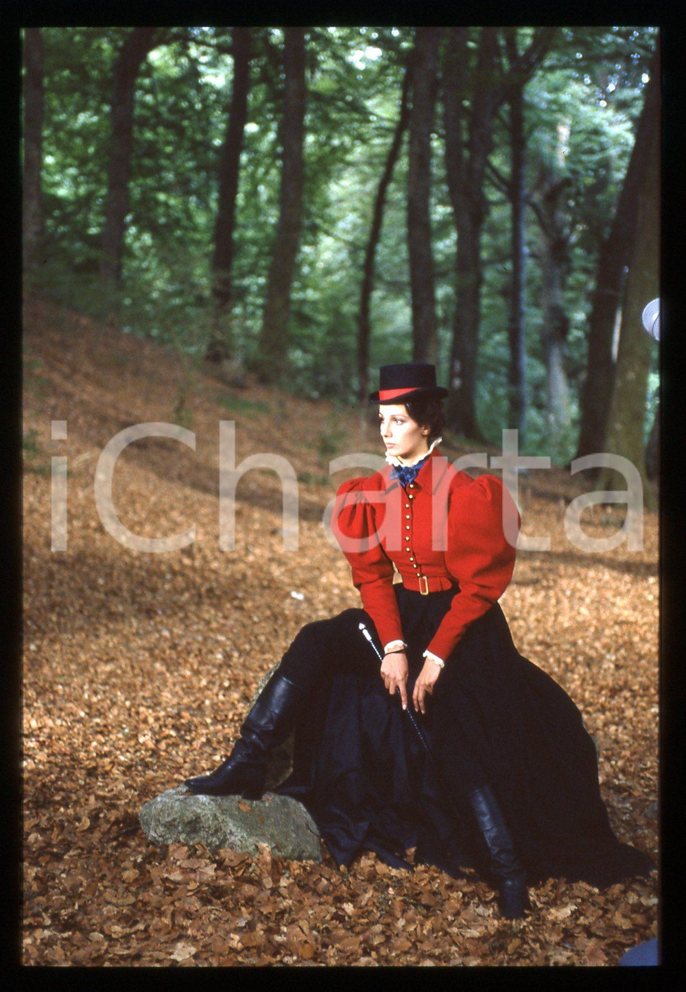 35mm vintage slide *1995 "La famiglia Ricordi" Anna KANAKIS (Maria MALIBRAN)  Diapositiva d'epoca, in formato 35 mm. CONDIZIONI: GOODE' severamente vietata la riproduzione. Tutti i diritti sono riservati. ICharta mette in vendita, sul negozio eBay e in esclusiva sul sito "icharta" il proprio archivio composto da numerose diapositive e negativi fotografici d'epoca, tutti originali e autentici, che attraversano la storia del costume italiano tra gli la fine degli anni Sessanta e Novanta.Si tratta di uno sguardo inedito sull'attualit&agrave;, la politica, la vita quotidiana, il gossip e la cultura, che fotografa il cambiamento della nazione in quest'ultimo scorcio del XX secolo. Un'occasione unica per il mercato del collezionismo, che vede finalmente disponibile un archivio eccezionale per vastit&agrave;, tematiche e condizioni, in un settore (il negativo fotografico e la diapositiva) di assoluta novit&agrave; e dalle interessanti prospettive di investimento.  originale e autentica 1