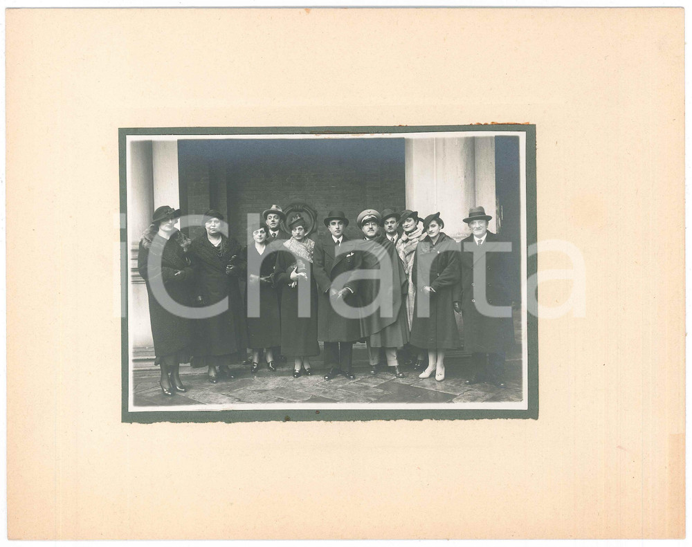 Fotografia d epoca originale 1935 MILANO Ritratto di famiglia in cortile  Foto 28x21 cm 1