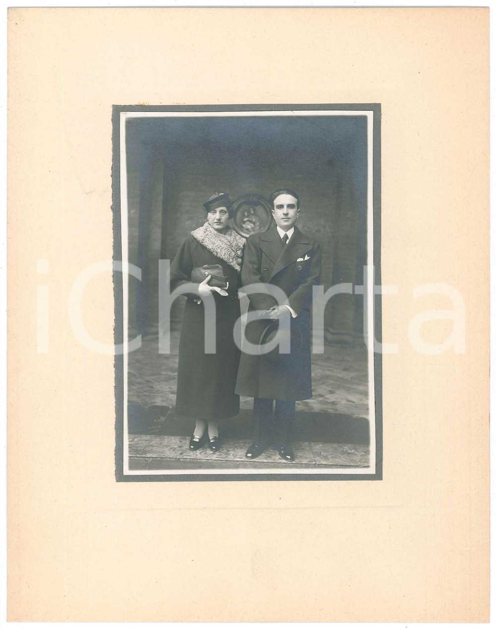 Fotografia d epoca originale 1935 MILANO Ritratto di due coniugi in cortile  Foto 21x27 cm 1