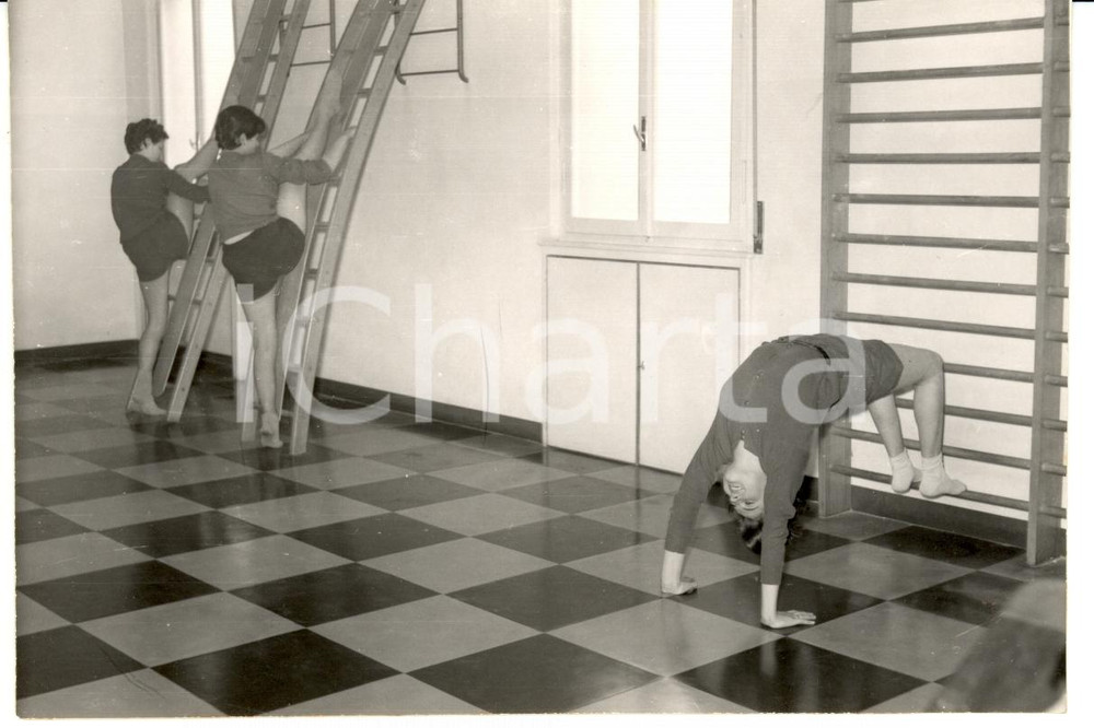 Fotografia d epoca originale 1954 MODENA Ginnastica correttiva ragazze prof. BONOLA Foto 4 1