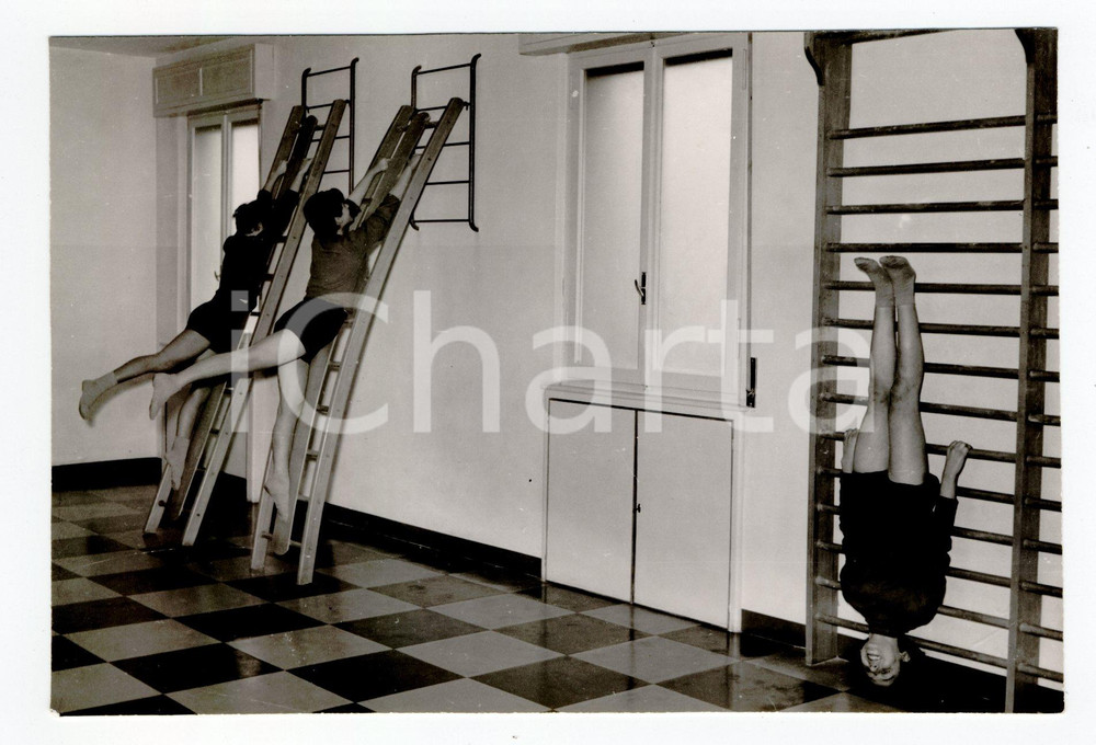 Fotografia d epoca originale 1954 MODENA Ginnastica correttiva ragazze prof. BONOLA Foto 1 1