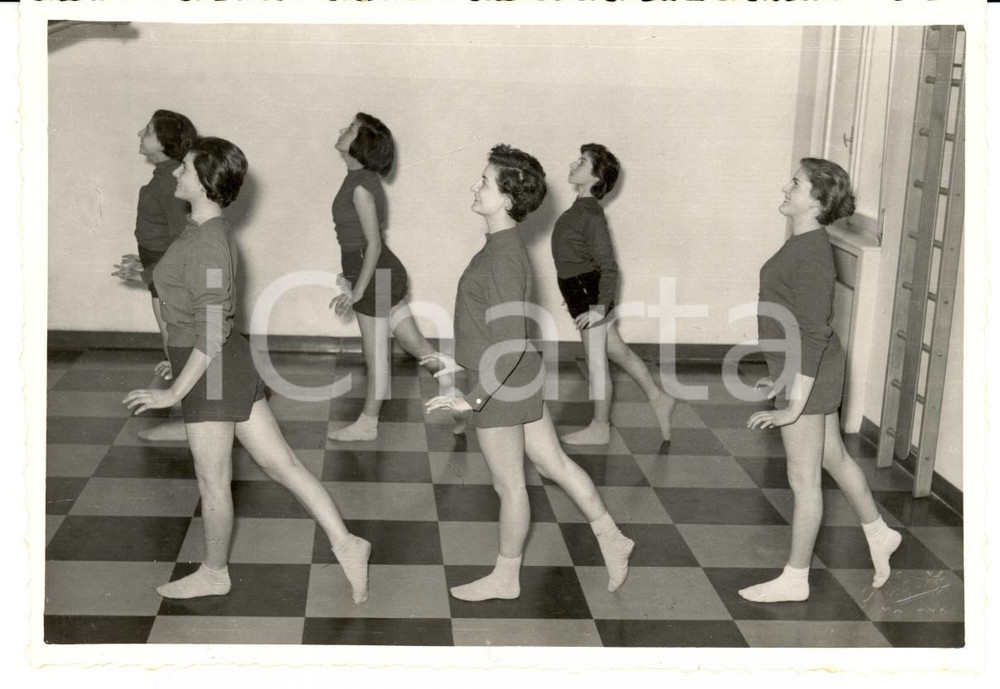 Fotografia d epoca originale 1954 MODENA Ginnastica correttiva ragazze prof. BONOLA Foto 3 1