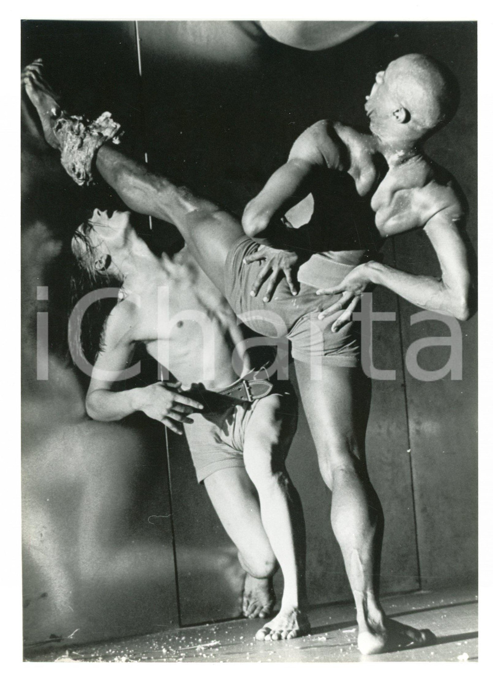 1994 DANZA Ismael IVO in "Francis Bacon" - Foto 12x17 cm (2) Fotografia di agenzia. CONDIZIONI:FAIR/discreto Bassa qualità di stampaFORMATO: 12x17 cm originale e autentica 1