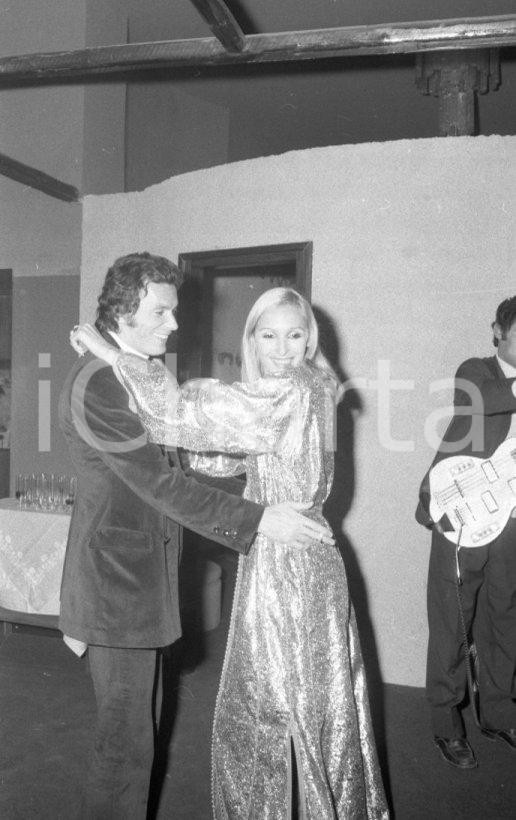 1972 MILANO Christian KALT paparazzi NEGATIVO ORIGINALE 1 Negativo originale in bianco e nero su pellicola.  E' SEVERAMENTE VIETATA LA RIPRODUZIONE.TUTTI I DIRITTI SONO RISERVATI.ICharta mette in vendita, sul negozio eBay e in esclusiva sul sito "icharta" il proprio archivio composto da numerose diapositive e negativi fotografici d'epoca, tutti originali e autentici.Si tratta di uno sguardo inedito sull'attualità, la politica, la vita quotidiana, il gossip e la cultura, che fotografa il cambiamento della nazione (e non solo) tra il 1890 ed il 1990 circa. Un'occasione unica per il mercato del collezionismo, che vede finalmente disponibile un archivio eccezionale per vastità, tematiche e condizioni, in un settore (il negativo fotografico e la diapositiva) di assoluta novità e dalle interessanti prospettive di investimento. CONDIZIONI:FAIR/discretoFORMATO: 35mm originale e autentica 1