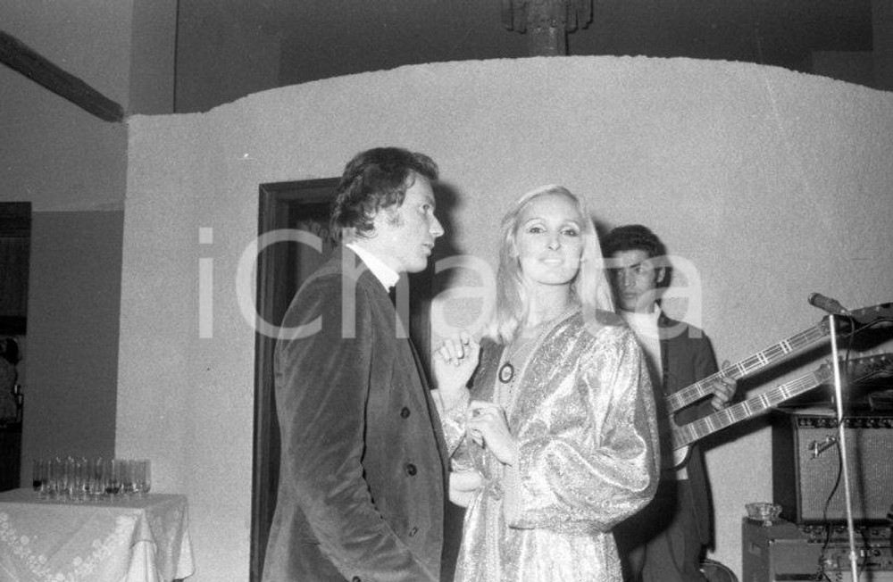 1972 MILANO Christian KALT paparazzi NEGATIVO ORIGINALE 4 Negativo originale in bianco e nero su pellicola.  E' SEVERAMENTE VIETATA LA RIPRODUZIONE.TUTTI I DIRITTI SONO RISERVATI.ICharta mette in vendita, sul negozio eBay e in esclusiva sul sito "icharta" il proprio archivio composto da numerose diapositive e negativi fotografici d'epoca, tutti originali e autentici.Si tratta di uno sguardo inedito sull'attualità, la politica, la vita quotidiana, il gossip e la cultura, che fotografa il cambiamento della nazione (e non solo) tra il 1890 ed il 1990 circa. Un'occasione unica per il mercato del collezionismo, che vede finalmente disponibile un archivio eccezionale per vastità, tematiche e condizioni, in un settore (il negativo fotografico e la diapositiva) di assoluta novità e dalle interessanti prospettive di investimento. CONDIZIONI:FAIR/discretoFORMATO: 35mm originale e autentica 1