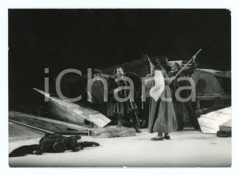 1995 ca TEATRO "Fuente Ovejuna" - Luigi ARPINI Franco MEZZERA Marisa BELLI Foto Fotografia di agenzia.Nella fotografia compaiono inoltre Roberto Minucci e Francesco Di Federico. CONDIZIONI:FAIR/discreto Piccole abrasioni ai marginiFORMATO: 14x10 cm originale e autentica 1