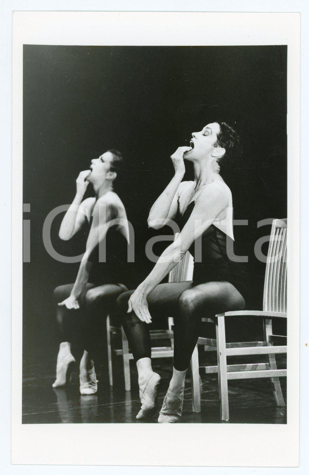 1995 NDT Nederlands Dans Theater 3 - Martine VAN HAMEL Sabine KUPFENBERG Foto Fotografia di agenzia. CONDIZIONI:GOOD/buonoFORMATO: 12x20 cm originale e autentica 1