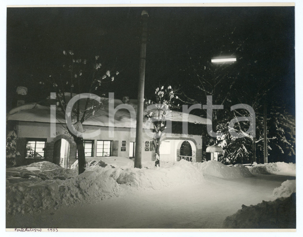 1955 PONTE DI LEGNO (BS) Sede dello Sci Club coperta dalla neve - Foto 22x17 cm Fotografia di agenzia. CONDIZIONI:FAIR/discreto Residui di incollatura al versoFORMATO: 22x17 cm originale e autentica 1
