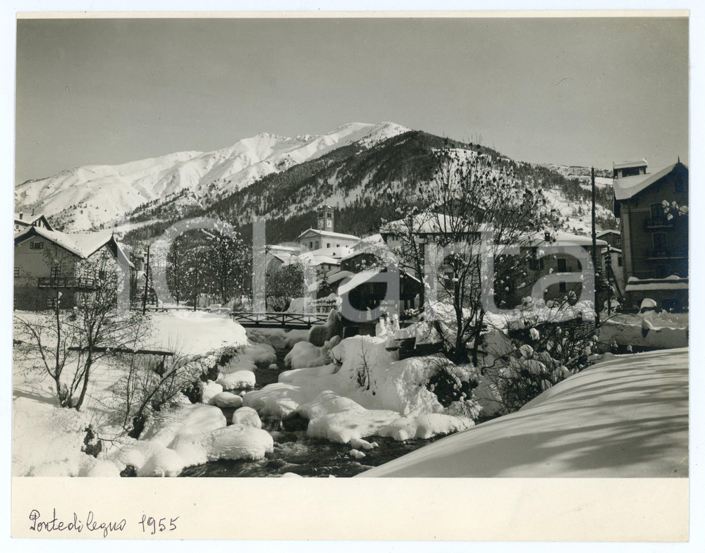 1955 PONTE DI LEGNO (BS) Veduta del paese coperto di neve - Foto 22x17 cm Fotografia di agenzia. CONDIZIONI:POOR/danneggiato Residui di incollatura e colla e abrasione al versoFORMATO: 22x17 cm originale e autentica 1