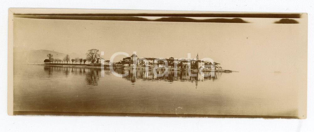 1900 ca LAGO MAGGIORE - ISOLE BORROMEE Isola dei pescatori *Foto panoramica 18x6 Fotografia d'epoca. CONDIZIONI:FAIR/discreto Lievi bruniture e gualcitureFORMATO: 18x6 cm originale e autentica 1
