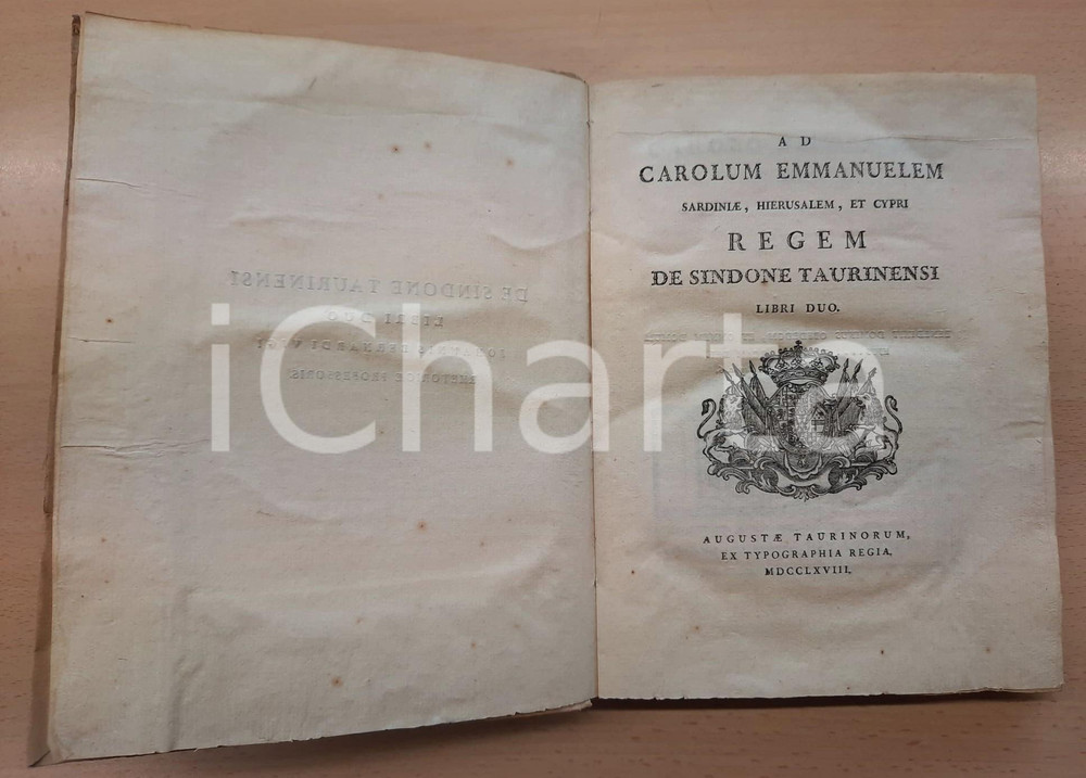 1768 Giovanni Bernardo VIGO De Sindone Taurinensi libri duo *Typographia Regia Raro volume, originale d'epoca, con copertina cartonata flessibile rivestita in carta. Titolo manoscritto al dorso.Pregevoli le incisioni: a pag. 15 raffigurante la deposizione del corpo di Cristo; a pag. 109 raffigurante la S. Sindone; a pag. 118 vignetta raffigurante una medaglia con un angelo che regge la Sindone. Sul frontespizio dell’Appendix è raffigurato San Carlo Borromeo che venera il Lenzuolo esposto su un altare disegnato di fantasia.PAGINE: 137EDITORE: Torino, ex Typographia Regia  CONDIZIONI:GOOD/buono qualche piccola fiorituraFORMATO: 18x22 cm originale e autentica 1