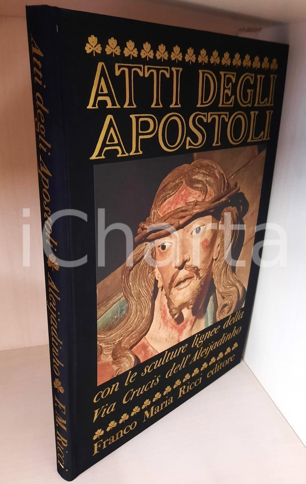 1977 Atti degli Apostoli con le sculture della Via Crucis dell’ALEIJADINHO *FMR Legatura editoriale in seta nera con illustrazione applicata. Cofanetto rigido.Nel Brasile del Settecento il barocco europeo rinacque ad opera di Aleijadinho, che fece del Sacro Monte di Congonhas do Campo il suo capolavoro.Tiratura limitata in 3000 esemplari numerati; il presente è il n° 212.COLLANA: I segni dell'uomoEDITORE: Franco Maria Ricci Editore PAGINE: 168CONDIZIONI:GOOD/buono minime tracce d'usoFORMATO: 23x35 cm (volume); 25x37 cm (cofanetto) originale e autentica 1