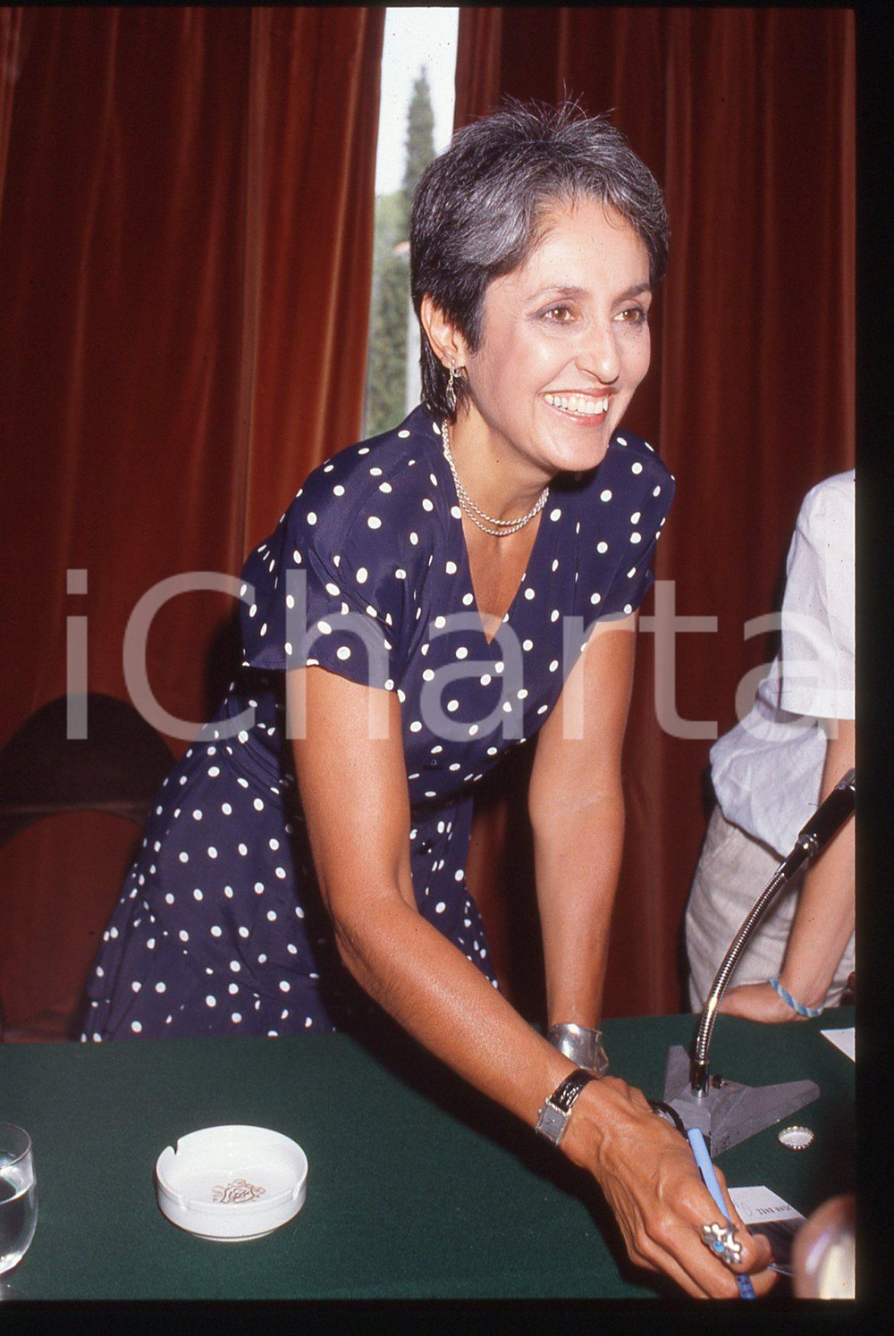 35mm vintage slide* 1988 MILANO Joan BAEZ Ritratto della cantante (1) Diapositiva d'epoca, in formato 35 mm. CONDIZIONI: GOODE' severamente vietata la riproduzione. Tutti i diritti sono riservati. ICharta mette in vendita, sul negozio eBay e in esclusiva sul sito "icharta" il proprio archivio composto da numerose diapositive e negativi fotografici d'epoca, tutti originali e autentici, che attraversano la storia del costume italiano tra gli la fine degli anni Sessanta e Novanta.Si tratta di uno sguardo inedito sull'attualit&agrave;, la politica, la vita quotidiana, il gossip e la cultura, che fotografa il cambiamento della nazione in quest'ultimo scorcio del XX secolo. Un'occasione unica per il mercato del collezionismo, che vede finalmente disponibile un archivio eccezionale per vastit&agrave;, tematiche e condizioni, in un settore (il negativo fotografico e la diapositiva) di assoluta novit&agrave; e dalle interessanti prospettive di investimento.  originale e autentica 1
