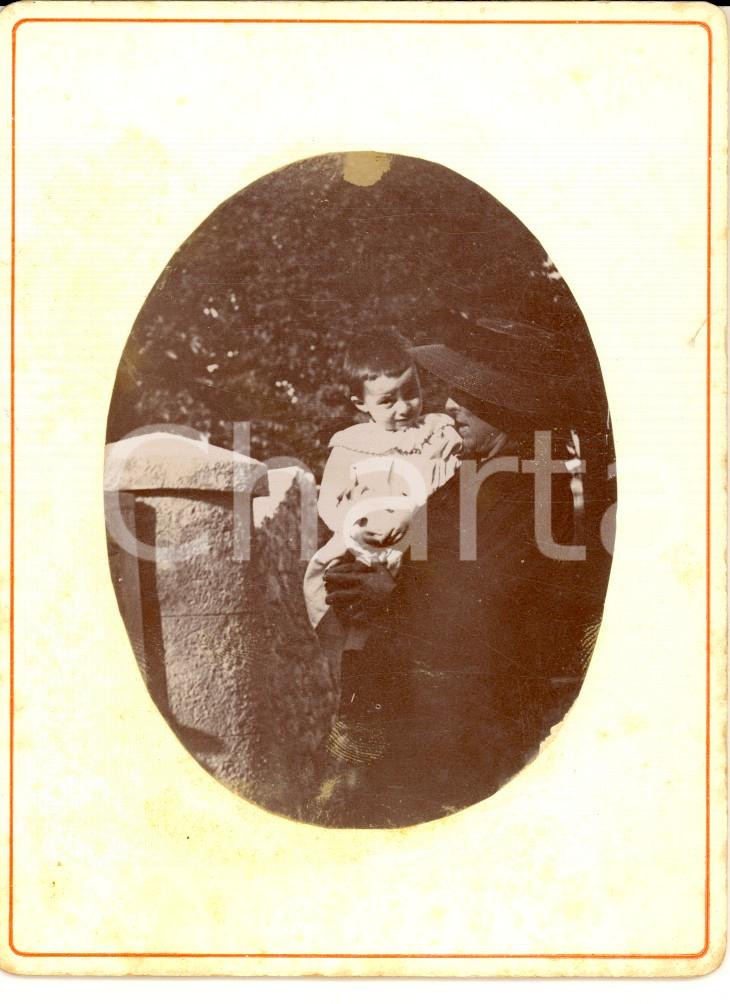 Fotografia d epoca originale 1910 ca FRANCE Una bambina in braccio alla madre Foto VINTAGE 10x13 1