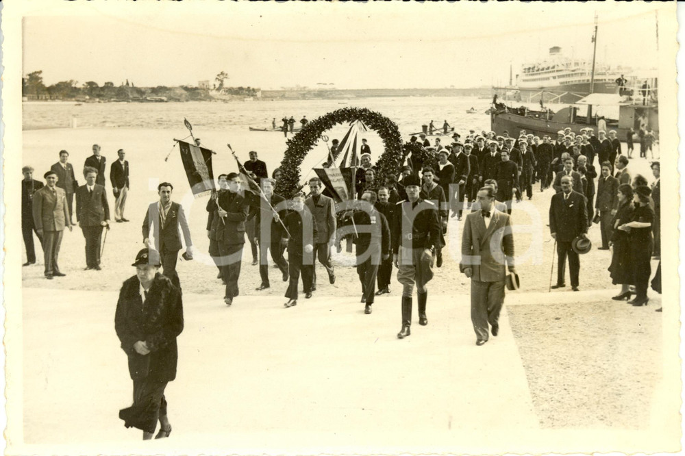 Fotografia d epoca originale 1933 BRINDISI Crocieristi milanesi corona Monumento Marinaio d Italia Foto 1