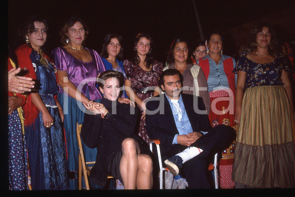 35mm vintage slide ^1991 COMMISSARIO CORSO Diego ABATANTUONO Maddalena CRIPPA 7  Diapositiva d'epoca, in formato 35 mm.CONDIZIONI: GOODE' severamente vietata la riproduzione. Tutti i diritti sono riservati. ICharta mette in vendita, sul negozio eBay e in esclusiva sul sito "icharta" il proprio archivio composto da numerose diapositive e negativi fotografici d'epoca, tutti originali e autentici, che attraversano la storia del costume italiano tra gli la fine degli anni Sessanta e Novanta.Si tratta di uno sguardo inedito sull'attualit&agrave;, la politica, la vita quotidiana, il gossip e la cultura, che fotografa il cambiamento della nazione in quest'ultimo scorcio del XX secolo. Un'occasione unica per il mercato del collezionismo, che vede finalmente disponibile un archivio eccezionale per vastit&agrave;, tematiche e condizioni, in un settore (il negativo fotografico e la diapositiva) di assoluta novit&agrave; e dalle interessanti prospettive di investimento.  originale e autentica 1