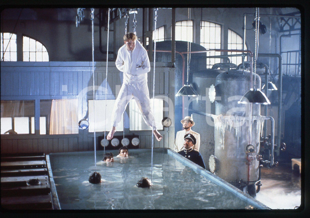 35mm vintage slide* 1988 MANIFESTO Eric STOLTZ e Alfred MOLINA nel film (1)  Diapositiva d'epoca, in formato 35 mm. CONDIZIONI: GOODE' severamente vietata la riproduzione. Tutti i diritti sono riservati. ICharta mette in vendita, sul negozio eBay e in esclusiva sul sito "icharta" il proprio archivio composto da numerose diapositive e negativi fotografici d'epoca, tutti originali e autentici, che attraversano la storia del costume italiano tra gli la fine degli anni Sessanta e Novanta.Si tratta di uno sguardo inedito sull'attualit&agrave;, la politica, la vita quotidiana, il gossip e la cultura, che fotografa il cambiamento della nazione in quest'ultimo scorcio del XX secolo. Un'occasione unica per il mercato del collezionismo, che vede finalmente disponibile un archivio eccezionale per vastit&agrave;, tematiche e condizioni, in un settore (il negativo fotografico e la diapositiva) di assoluta novit&agrave; e dalle interessanti prospettive di investimento.  originale e autentica 1