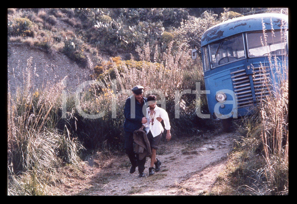 35mm vintage slide* 1987 UN RAGAZZO DI CALABRIA Gian Maria VOLONTE' (2)  Diapositiva d'epoca, in formato 35 mm.Nella diapositiva appare anche Santo Polimeno. CONDIZIONI: GOODE' severamente vietata la riproduzione. Tutti i diritti sono riservati. ICharta mette in vendita, sul negozio eBay e in esclusiva sul sito "icharta" il proprio archivio composto da numerose diapositive e negativi fotografici d'epoca, tutti originali e autentici, che attraversano la storia del costume italiano tra gli la fine degli anni Sessanta e Novanta.Si tratta di uno sguardo inedito sull'attualit&agrave;, la politica, la vita quotidiana, il gossip e la cultura, che fotografa il cambiamento della nazione in quest'ultimo scorcio del XX secolo. Un'occasione unica per il mercato del collezionismo, che vede finalmente disponibile un archivio eccezionale per vastit&agrave;, tematiche e condizioni, in un settore (il negativo fotografico e la diapositiva) di assoluta novit&agrave; e dalle interessanti prospettive di investimento.  originale e autentica 1