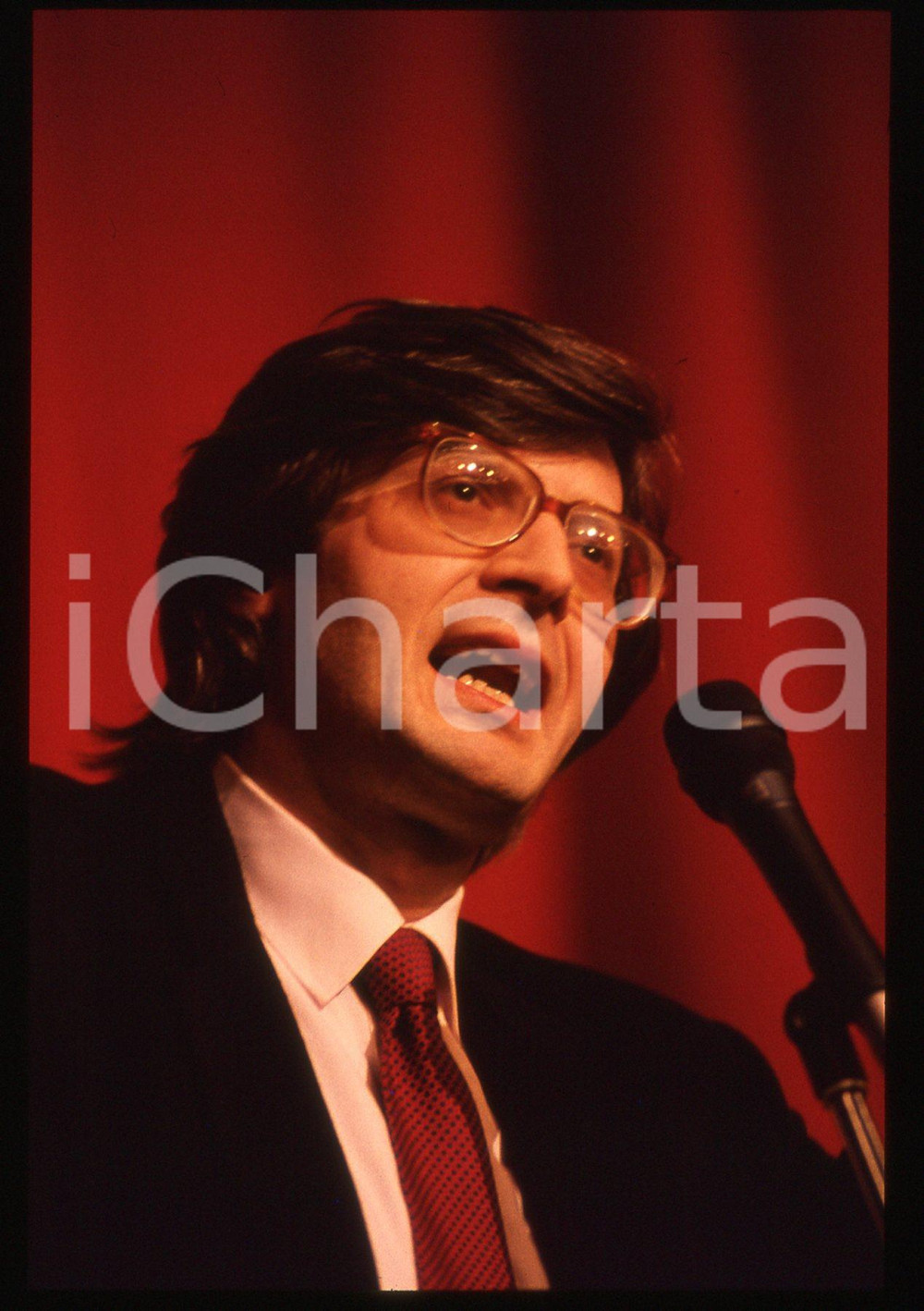 35mm vintage slide*1995ca COSTUME Vittorio SGARBI Ritratto critico d'arte (73) Diapositiva d'epoca, in formato 35 mm. CONDIZIONI: GOODE' severamente vietata la riproduzione. Tutti i diritti sono riservati. ICharta mette in vendita, sul negozio eBay e in esclusiva sul sito "icharta" il proprio archivio composto da numerose diapositive e negativi fotografici d'epoca, tutti originali e autentici, che attraversano la storia del costume italiano tra gli la fine degli anni Sessanta e Novanta.Si tratta di uno sguardo inedito sull'attualit&agrave;, la politica, la vita quotidiana, il gossip e la cultura, che fotografa il cambiamento della nazione in quest'ultimo scorcio del XX secolo. Un'occasione unica per il mercato del collezionismo, che vede finalmente disponibile un archivio eccezionale per vastit&agrave;, tematiche e condizioni, in un settore (il negativo fotografico e la diapositiva) di assoluta novit&agrave; e dalle interessanti prospettive di investimento.  originale e autentica 1