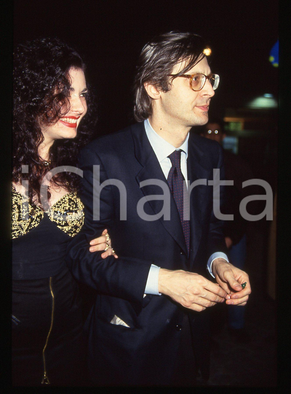 35mm vintage slide* 1995 ca COSTUME Vittorio SGARBI paparazzato 30 Diapositiva d'epoca, in formato 35 mm. CONDIZIONI: GOODE' severamente vietata la riproduzione. Tutti i diritti sono riservati. ICharta mette in vendita, sul negozio eBay e in esclusiva sul sito "icharta" il proprio archivio composto da numerose diapositive e negativi fotografici d'epoca, tutti originali e autentici, che attraversano la storia del costume italiano tra gli la fine degli anni Sessanta e Novanta.Si tratta di uno sguardo inedito sull'attualit&agrave;, la politica, la vita quotidiana, il gossip e la cultura, che fotografa il cambiamento della nazione in quest'ultimo scorcio del XX secolo. Un'occasione unica per il mercato del collezionismo, che vede finalmente disponibile un archivio eccezionale per vastit&agrave;, tematiche e condizioni, in un settore (il negativo fotografico e la diapositiva) di assoluta novit&agrave; e dalle interessanti prospettive di investimento.  originale e autentica 1
