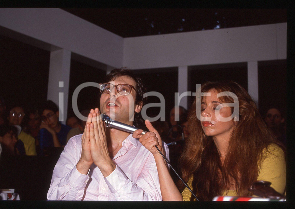 35mm vintage slide*1990 ca COSTUME Vittorio SGARBI con Patrizia LORI ritratto 2 Diapositiva d'epoca, in formato 35 mm. CONDIZIONI: GOODE' severamente vietata la riproduzione. Tutti i diritti sono riservati. ICharta mette in vendita, sul negozio eBay e in esclusiva sul sito "icharta" il proprio archivio composto da numerose diapositive e negativi fotografici d'epoca, tutti originali e autentici, che attraversano la storia del costume italiano tra gli la fine degli anni Sessanta e Novanta.Si tratta di uno sguardo inedito sull'attualit&agrave;, la politica, la vita quotidiana, il gossip e la cultura, che fotografa il cambiamento della nazione in quest'ultimo scorcio del XX secolo. Un'occasione unica per il mercato del collezionismo, che vede finalmente disponibile un archivio eccezionale per vastit&agrave;, tematiche e condizioni, in un settore (il negativo fotografico e la diapositiva) di assoluta novit&agrave; e dalle interessanti prospettive di investimento.  originale e autentica 1