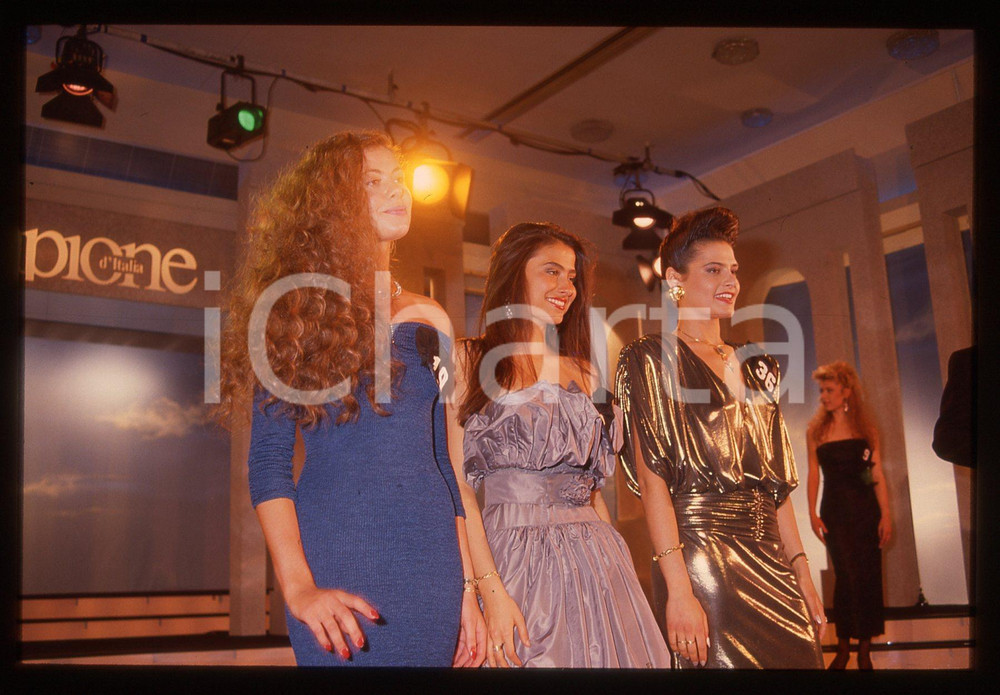 35mm vintage slide*1988 CAMPIONE D'ITALIA Simona VENTURA MISS UNIVERSO (22) Diapositiva d'epoca, in formato 35 mm. CONDIZIONI: GOODE' severamente vietata la riproduzione. Tutti i diritti sono riservati. ICharta mette in vendita, sul negozio eBay e in esclusiva sul sito "icharta" il proprio archivio composto da numerose diapositive e negativi fotografici d'epoca, tutti originali e autentici, che attraversano la storia del costume italiano tra gli la fine degli anni Sessanta e Novanta.Si tratta di uno sguardo inedito sull'attualit&agrave;, la politica, la vita quotidiana, il gossip e la cultura, che fotografa il cambiamento della nazione in quest'ultimo scorcio del XX secolo. Un'occasione unica per il mercato del collezionismo, che vede finalmente disponibile un archivio eccezionale per vastit&agrave;, tematiche e condizioni, in un settore (il negativo fotografico e la diapositiva) di assoluta novit&agrave; e dalle interessanti prospettive di investimento.  originale e autentica 1