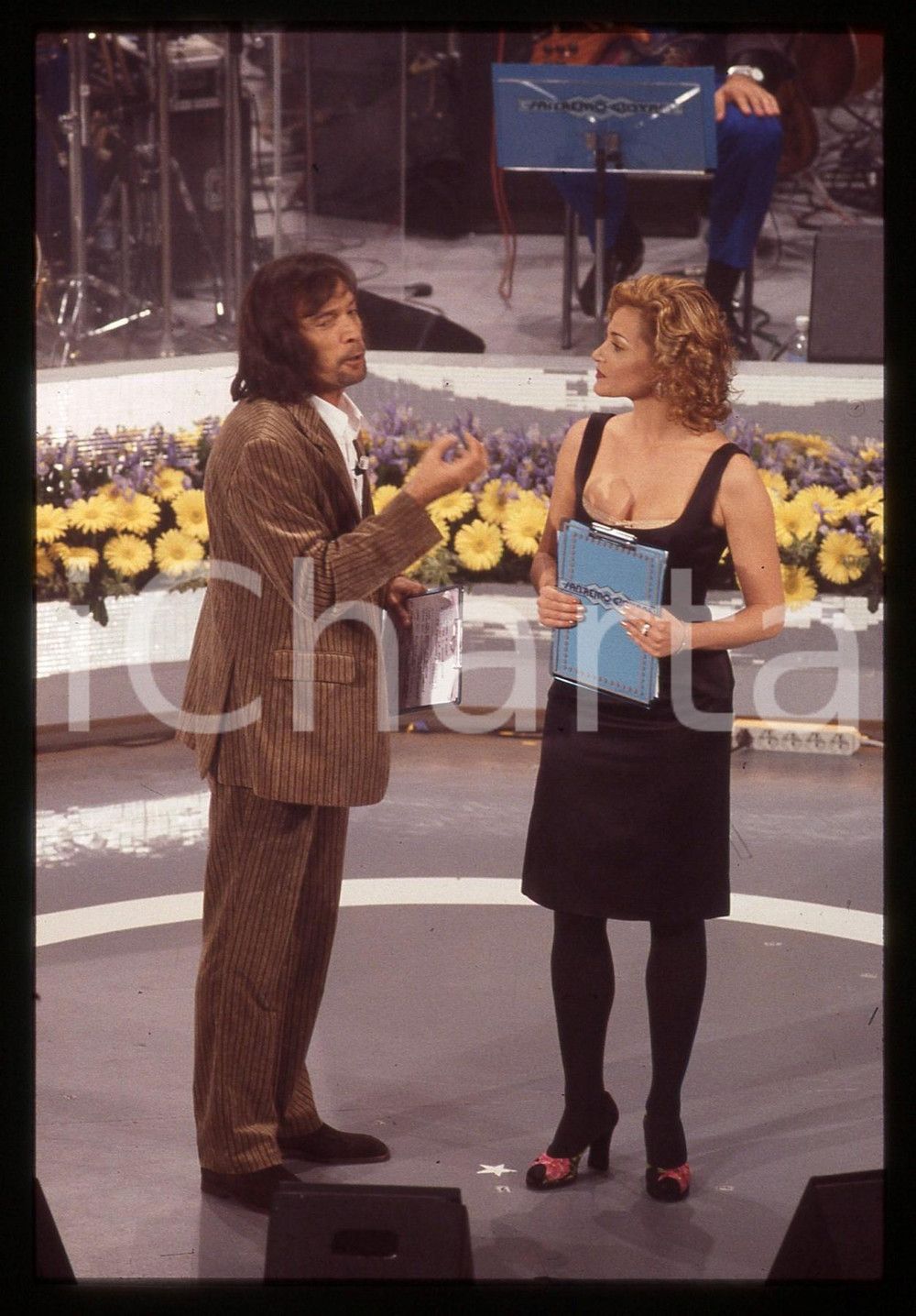 35mm vintage slide* 1996 SANREMO GIOVANI Simona VENTURA e Claudio CECCHETTO (5) Diapositiva d'epoca, in formato 35 mm. CONDIZIONI: GOODE' severamente vietata la riproduzione. Tutti i diritti sono riservati. ICharta mette in vendita, sul negozio eBay e in esclusiva sul sito "icharta" il proprio archivio composto da numerose diapositive e negativi fotografici d'epoca, tutti originali e autentici, che attraversano la storia del costume italiano tra gli la fine degli anni Sessanta e Novanta.Si tratta di uno sguardo inedito sull'attualit&agrave;, la politica, la vita quotidiana, il gossip e la cultura, che fotografa il cambiamento della nazione in quest'ultimo scorcio del XX secolo. Un'occasione unica per il mercato del collezionismo, che vede finalmente disponibile un archivio eccezionale per vastit&agrave;, tematiche e condizioni, in un settore (il negativo fotografico e la diapositiva) di assoluta novit&agrave; e dalle interessanti prospettive di investimento.  originale e autentica 1