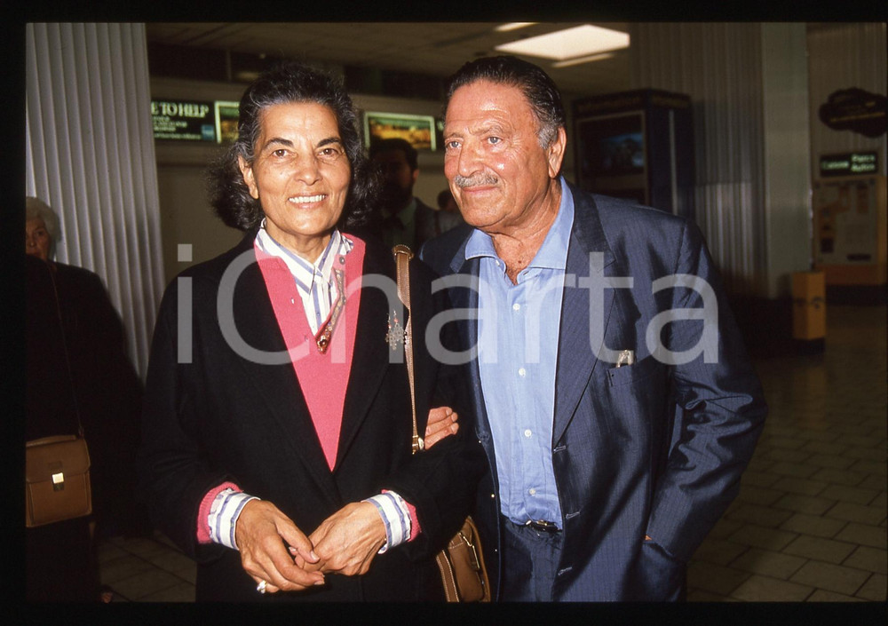 35mm vintage slide* 1989 CANNES Raf VALLONE con Elena VARZI in aeroporto (4) La diapositiva &egrave; stata scattata in occasione del Festival del CinemaDiapositiva d'epoca, in formato 35 mm. CONDIZIONI: GOODE' severamente vietata la riproduzione. Tutti i diritti sono riservati. ICharta mette in vendita, sul negozio eBay e in esclusiva sul sito "icharta" il proprio archivio composto da numerose diapositive e negativi fotografici d'epoca, tutti originali e autentici, che attraversano la storia del costume italiano tra gli la fine degli anni Sessanta e Novanta.Si tratta di uno sguardo inedito sull'attualit&agrave;, la politica, la vita quotidiana, il gossip e la cultura, che fotografa il cambiamento della nazione in quest'ultimo scorcio del XX secolo. Un'occasione unica per il mercato del collezionismo, che vede finalmente disponibile un archivio eccezionale per vastit&agrave;, tematiche e condizioni, in un settore (il negativo fotografico e la diapositiva) di assoluta novit&agrave; e dalle interessanti prospettive di investimento.  originale e autentica 1