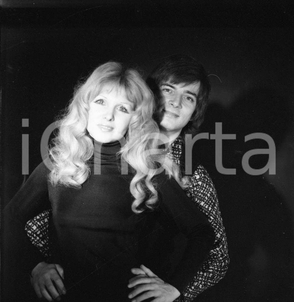 1972 MUSICA ELIO & ANGELIQUE la coppia di "Cos'è l'amore" NEGATIVO ORIGINALE 4 Negativo originale in bianco e nero su pellicola.  E' SEVERAMENTE VIETATA LA RIPRODUZIONE.TUTTI I DIRITTI SONO RISERVATI.ICharta mette in vendita, sul negozio eBay e in esclusiva sul sito "icharta" il proprio archivio composto da numerose diapositive e negativi fotografici d'epoca, tutti originali e autentici.Si tratta di uno sguardo inedito sull'attualità, la politica, la vita quotidiana, il gossip e la cultura, che fotografa il cambiamento della nazione (e non solo) tra il 1890 ed il 1990 circa. Un'occasione unica per il mercato del collezionismo, che vede finalmente disponibile un archivio eccezionale per vastità, tematiche e condizioni, in un settore (il negativo fotografico e la diapositiva) di assoluta novità e dalle interessanti prospettive di investimento. CONDIZIONI:FAIR/discretoFORMATO: cm 6 x 6 originale e autentica 1